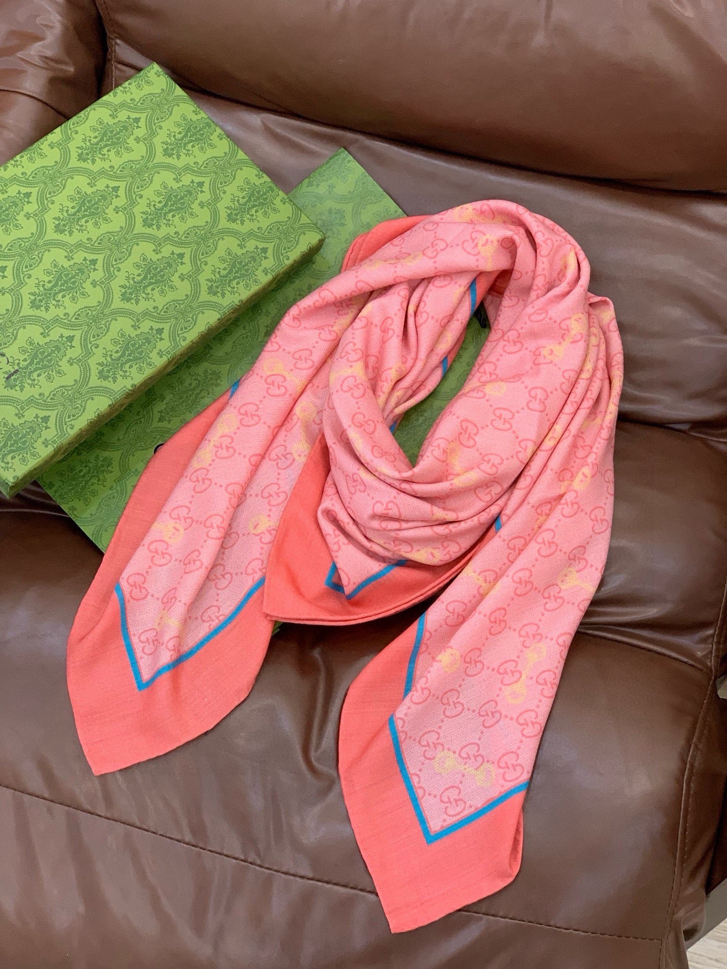 Gucci~140双面丝绒披肩马衔扣细节和GG图案以精致色调匠心呈献，意在向品牌与马术世界的深厚渊源致敬