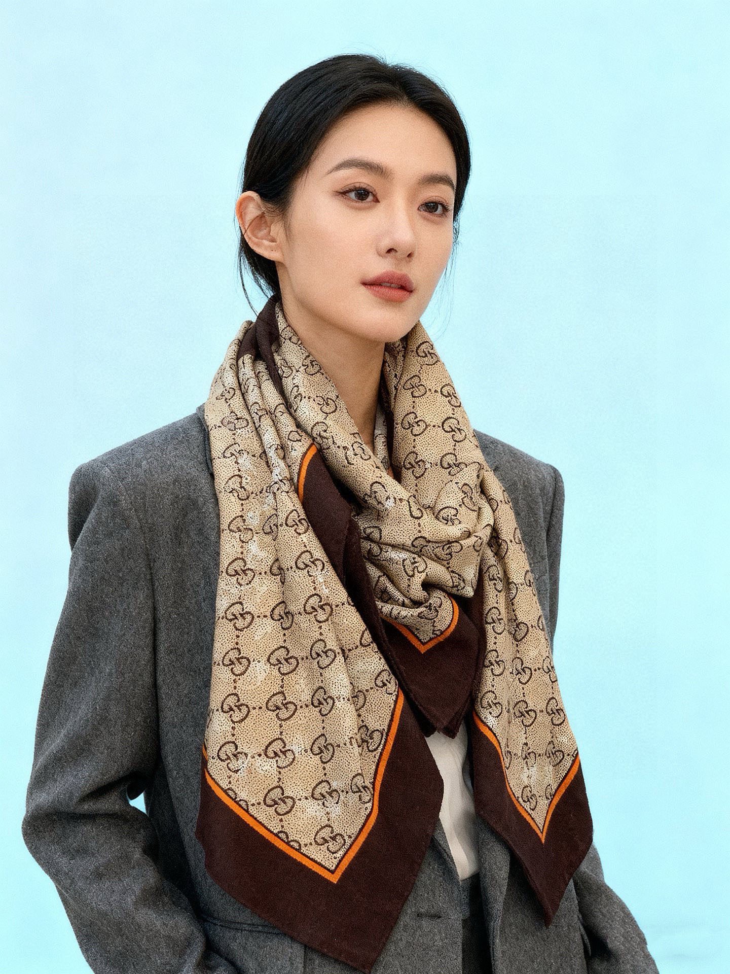 Gucci~140双面丝绒披肩马衔扣细节和GG图案以精致色调匠心呈献，意在向品牌与马术世界的深厚渊源致敬