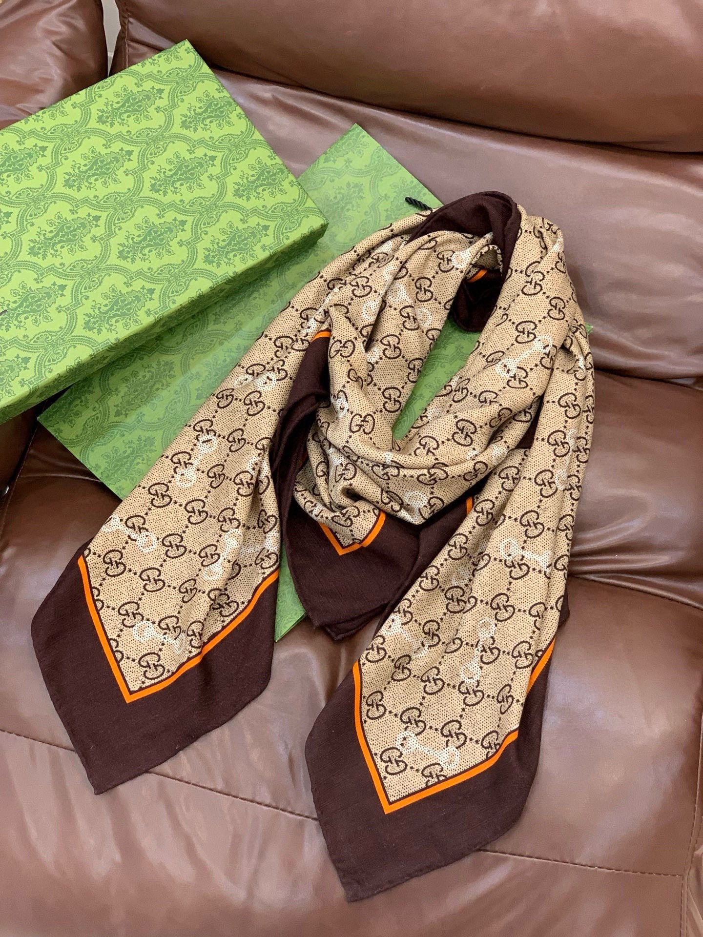 Gucci~140双面丝绒披肩马衔扣细节和GG图案以精致色调匠心呈献，意在向品牌与马术世界的深厚渊源致敬