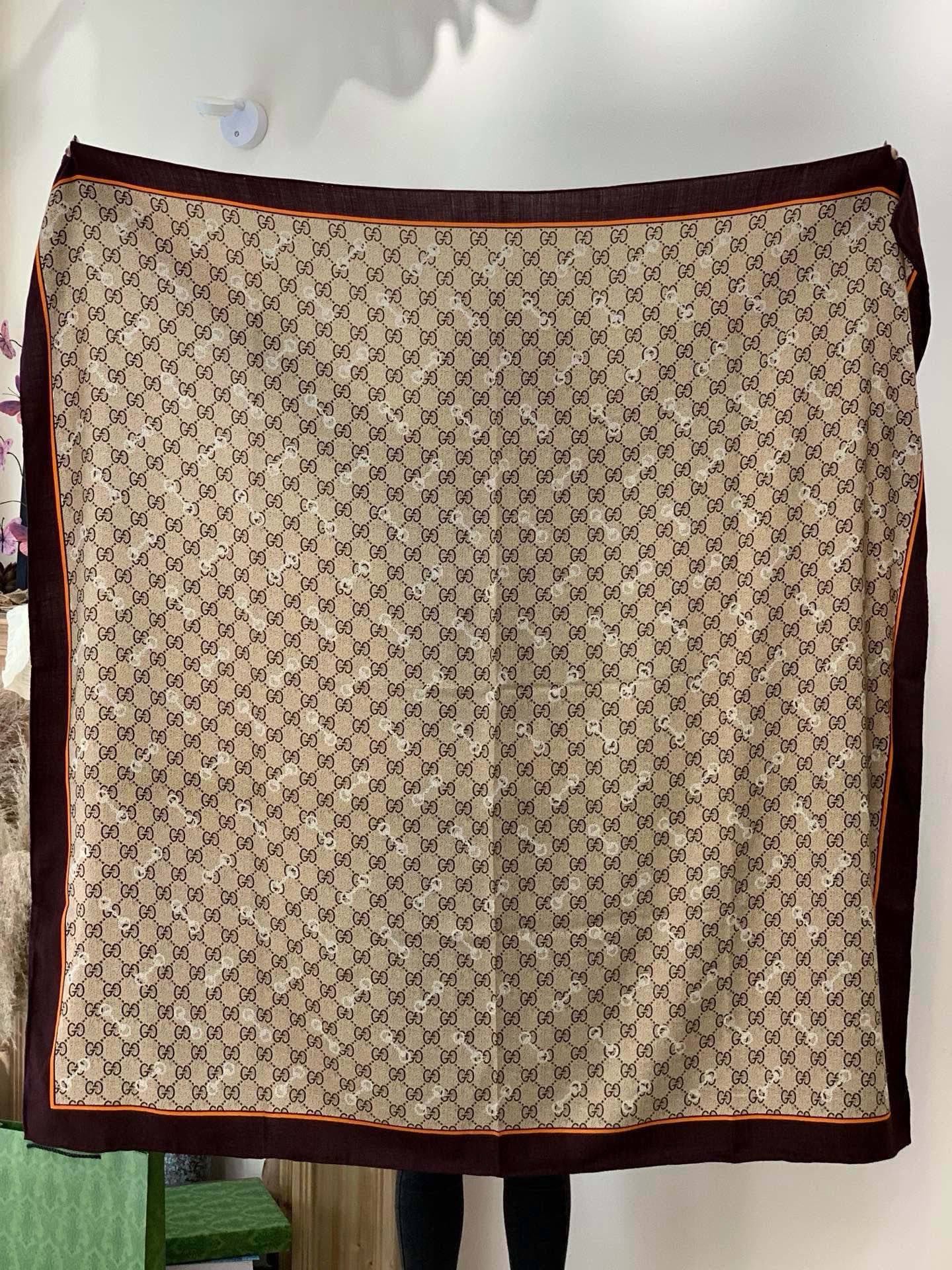 Gucci~140双面丝绒披肩马衔扣细节和GG图案以精致色调匠心呈献，意在向品牌与马术世界的深厚渊源致敬