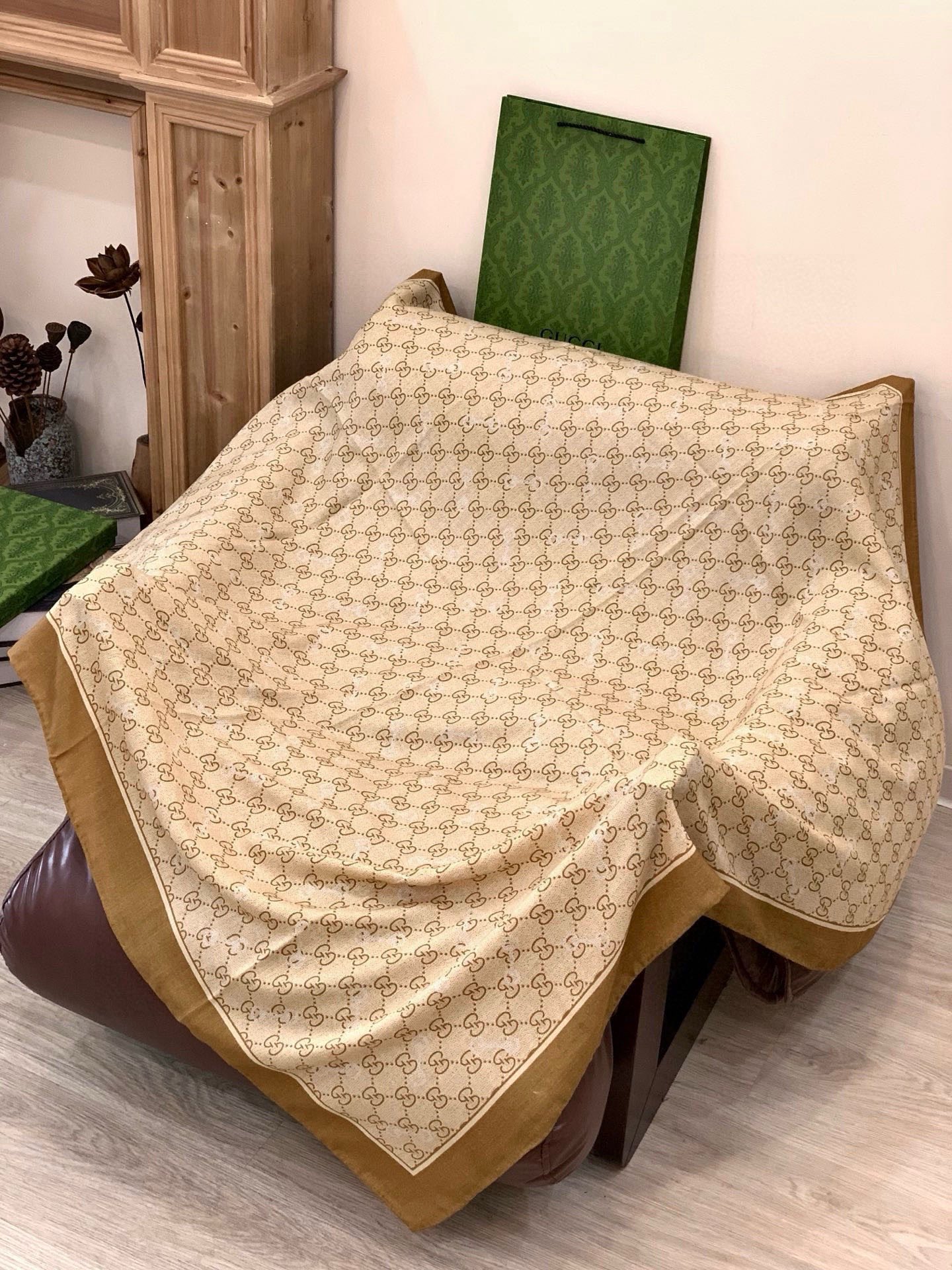 Gucci~140双面丝绒披肩马衔扣细节和GG图案以精致色调匠心呈献，意在向品牌与马术世界的深厚渊源致敬