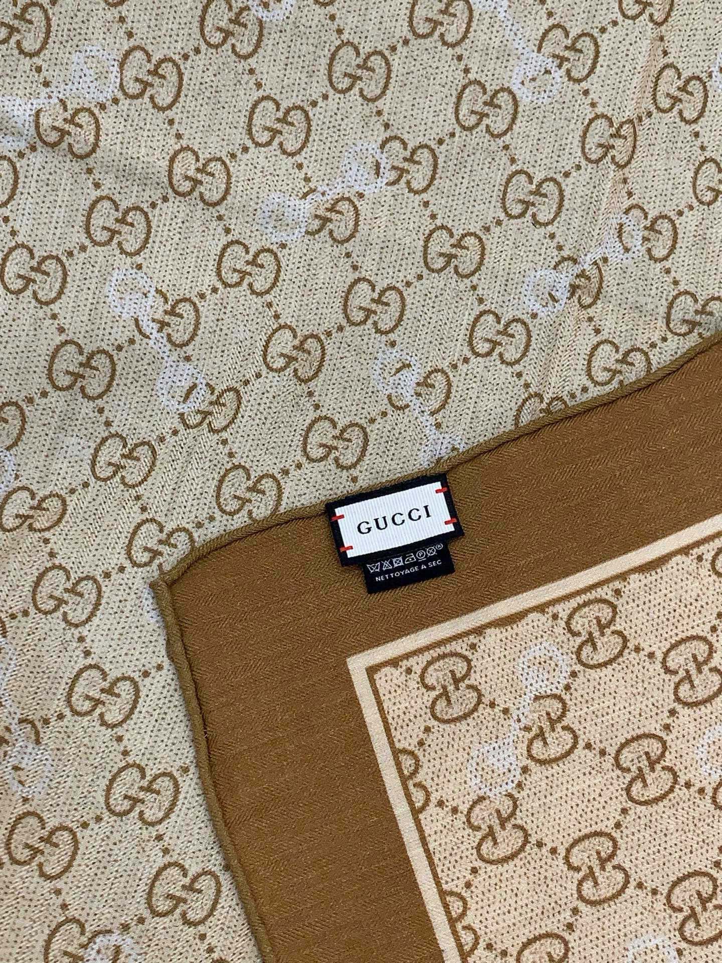 Gucci~140双面丝绒披肩马衔扣细节和GG图案以精致色调匠心呈献，意在向品牌与马术世界的深厚渊源致敬