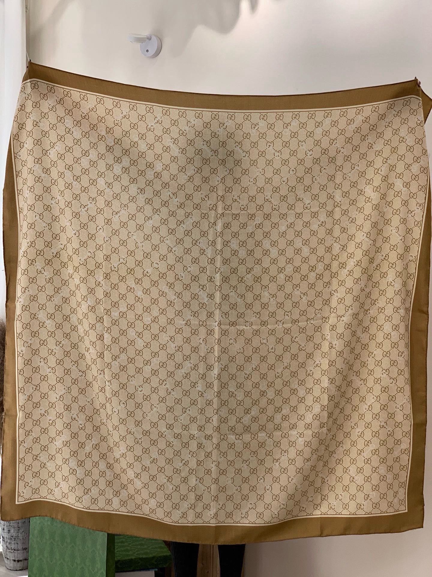 Gucci~140双面丝绒披肩马衔扣细节和GG图案以精致色调匠心呈献，意在向品牌与马术世界的深厚渊源致敬