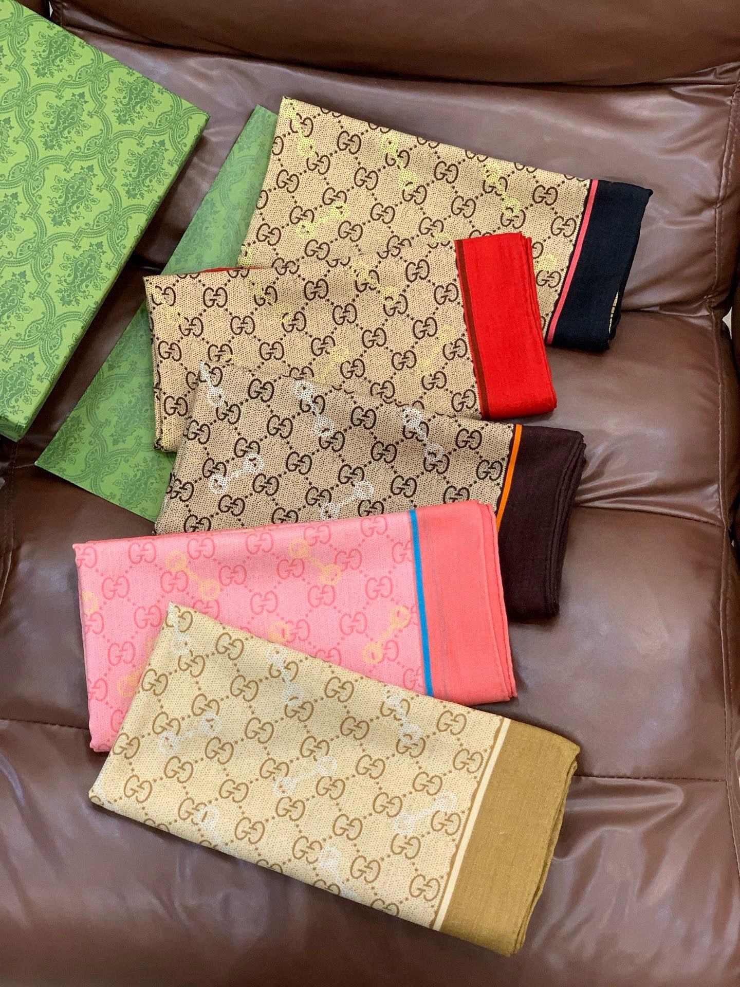 Gucci~140双面丝绒披肩马衔扣细节和GG图案以精致色调匠心呈献，意在向品牌与马术世界的深厚渊源致敬