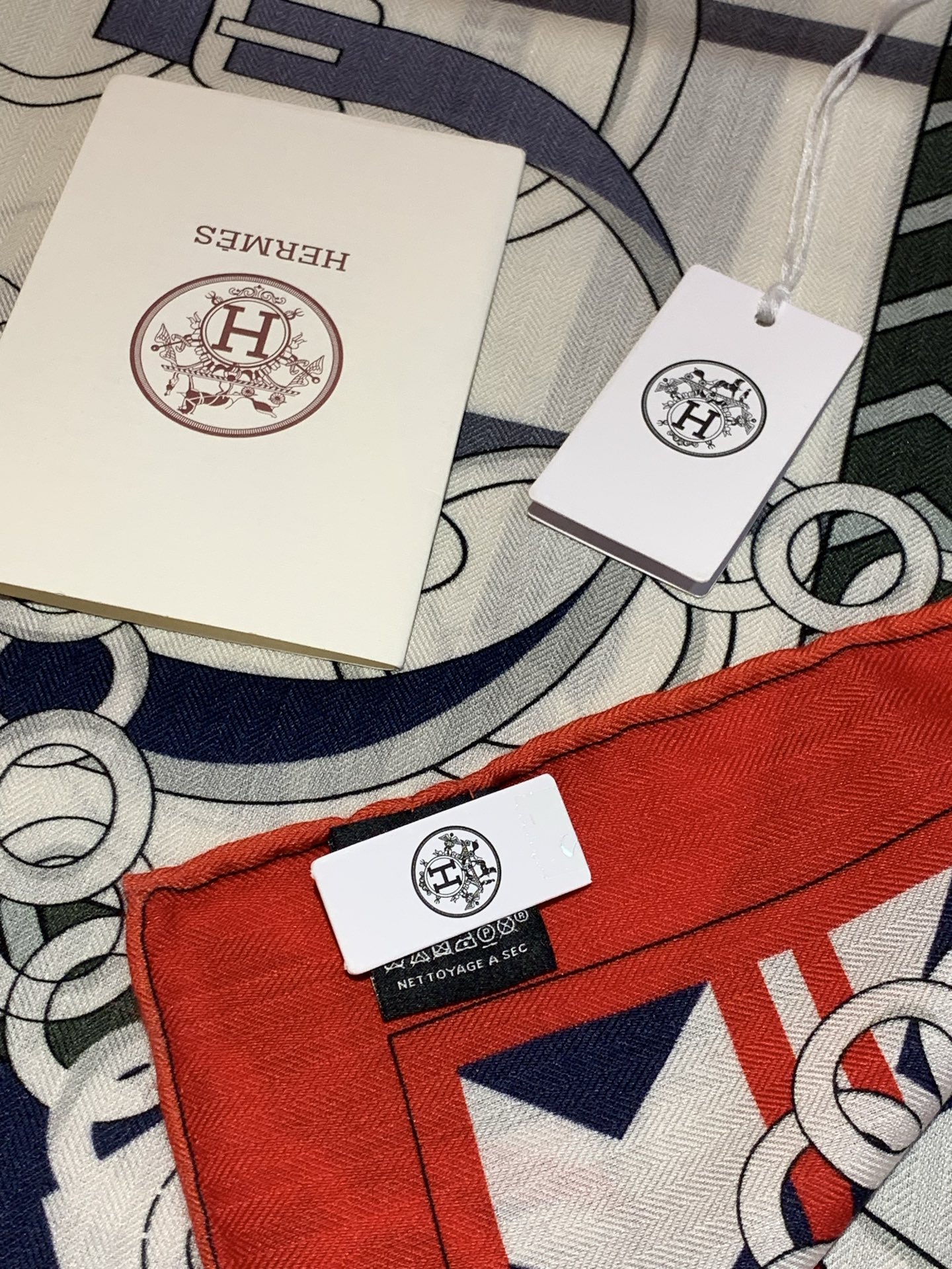 💟2025年秋冬H家上新💞【双面同色丝毛方巾】手工卷边山羊绒和真丝混纺披肩（70%山羊绒，30%桑蚕丝）