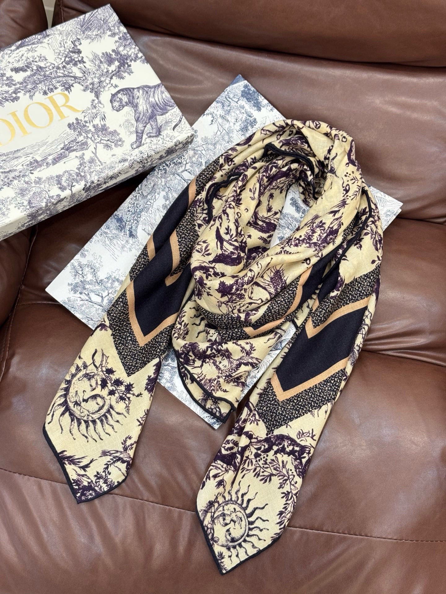 P225 Dior 140丝绒双面同色印花披肩
这款 Dior 丝绒披肩以彼得罗•鲁福(Pietro Ruffo)设计的Papillon 以优雅而梦幻的设计彰显精美的图案。采用白色和黑色丝绒面料精心制作,手工卷边,点缀以对比鲜明的 Christian Dior 标志提花条形图案。别致高雅,为佩戴丝毛方巾提供更多穿搭灵感,可与该系列的长裤或半身裙搭配,打造精致的经典造型。
白色和黑色面料 Papillon
Christian Dior 标志对比鲜明的提花条形图案
手工卷边
30%桑蚕丝70%羊绒
135*135 cm
意大利制造