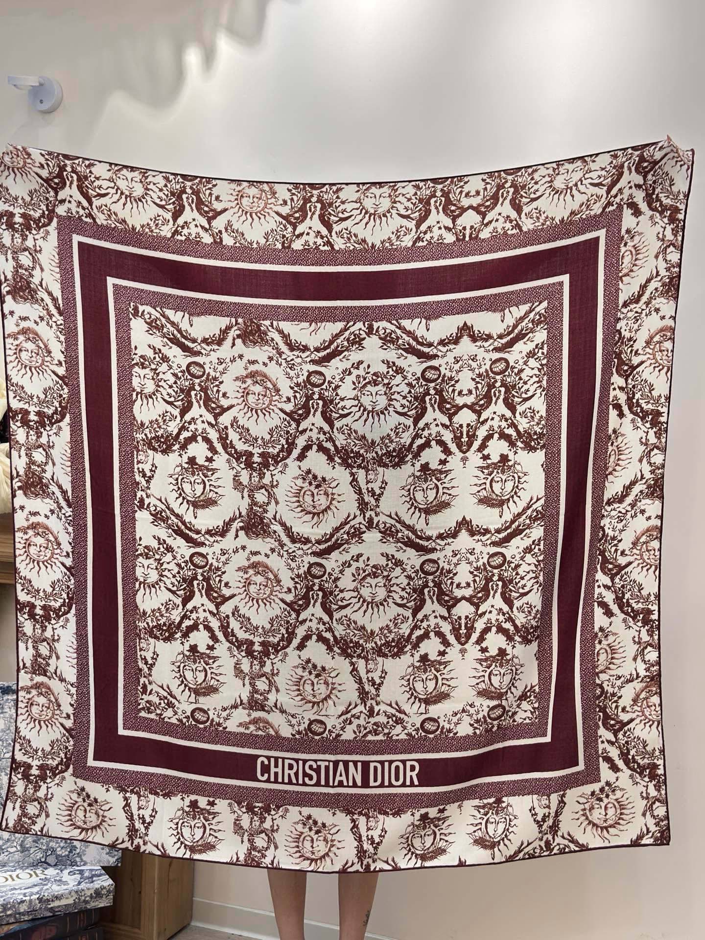 Dior 140丝绒双面同色印花披肩这款 Dior 丝绒披肩以彼得罗•鲁福（Pietro Ruffo）设