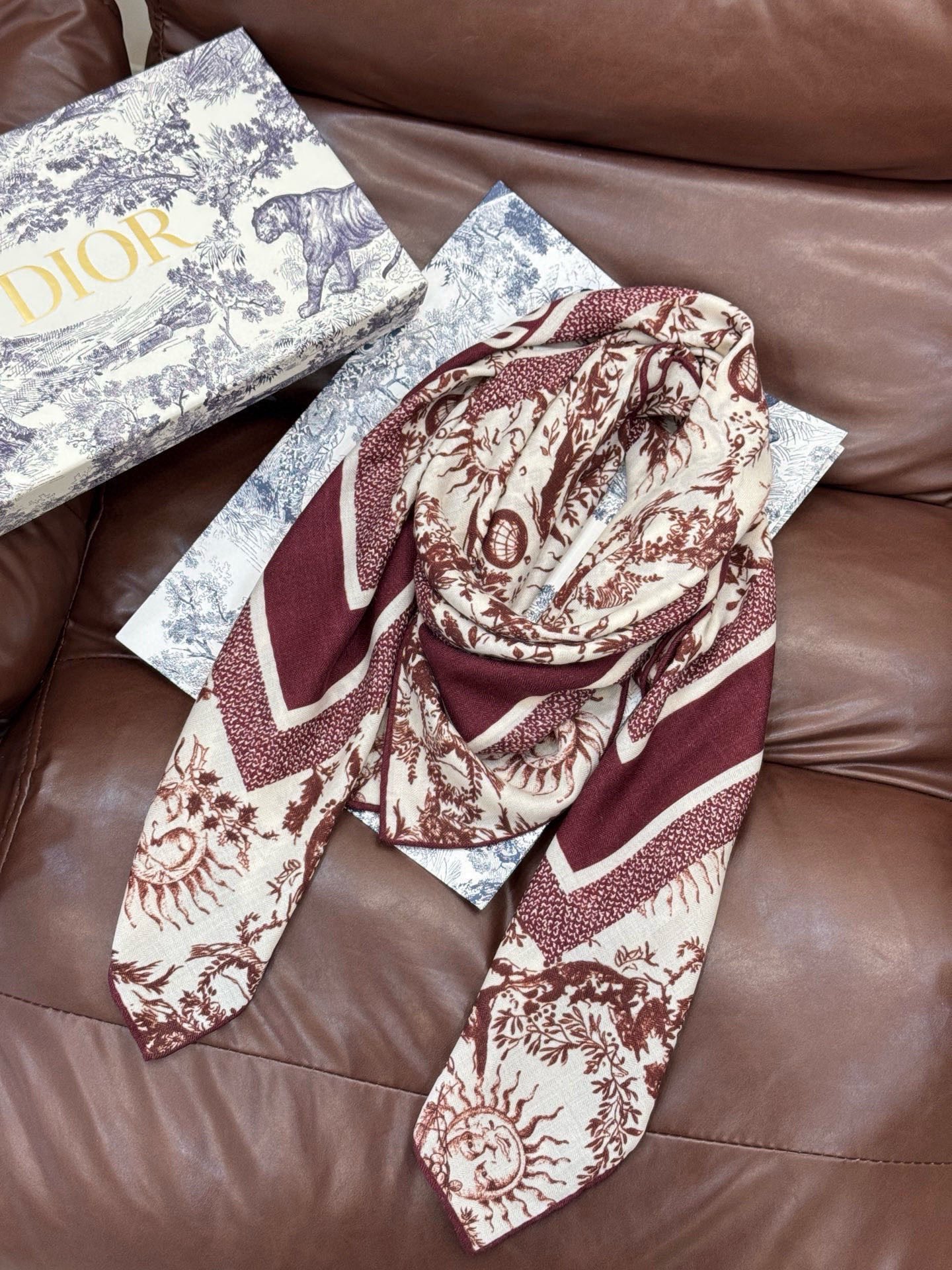 P225 Dior 140丝绒双面同色印花披肩
这款 Dior 丝绒披肩以彼得罗•鲁福(Pietro Ruffo)设计的Papillon 以优雅而梦幻的设计彰显精美的图案。采用白色和黑色丝绒面料精心制作,手工卷边,点缀以对比鲜明的 Christian Dior 标志提花条形图案。别致高雅,为佩戴丝毛方巾提供更多穿搭灵感,可与该系列的长裤或半身裙搭配,打造精致的经典造型。
白色和黑色面料 Papillon
Christian Dior 标志对比鲜明的提花条形图案
手工卷边
30%桑蚕丝70%羊绒
135*135 cm
意大利制造