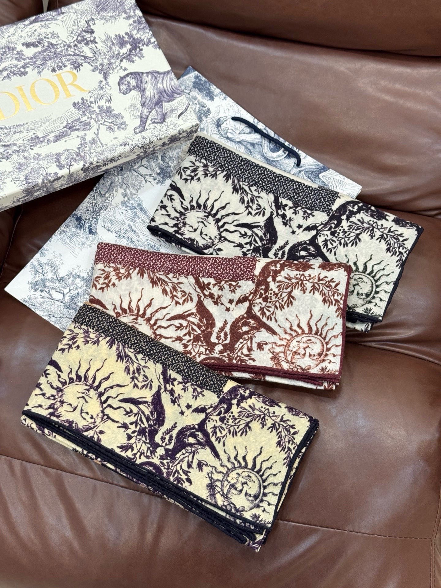 Dior 140丝绒双面同色印花披肩这款 Dior 丝绒披肩以彼得罗•鲁福（Pietro Ruffo）设