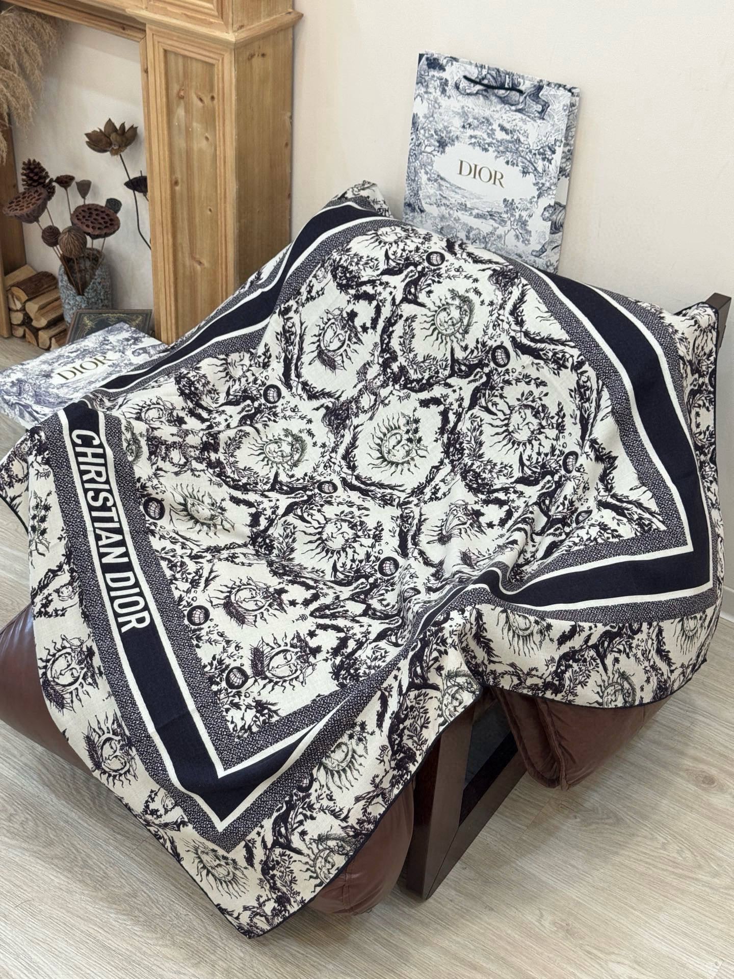 Dior 140丝绒双面同色印花披肩这款 Dior 丝绒披肩以彼得罗•鲁福（Pietro Ruffo）设