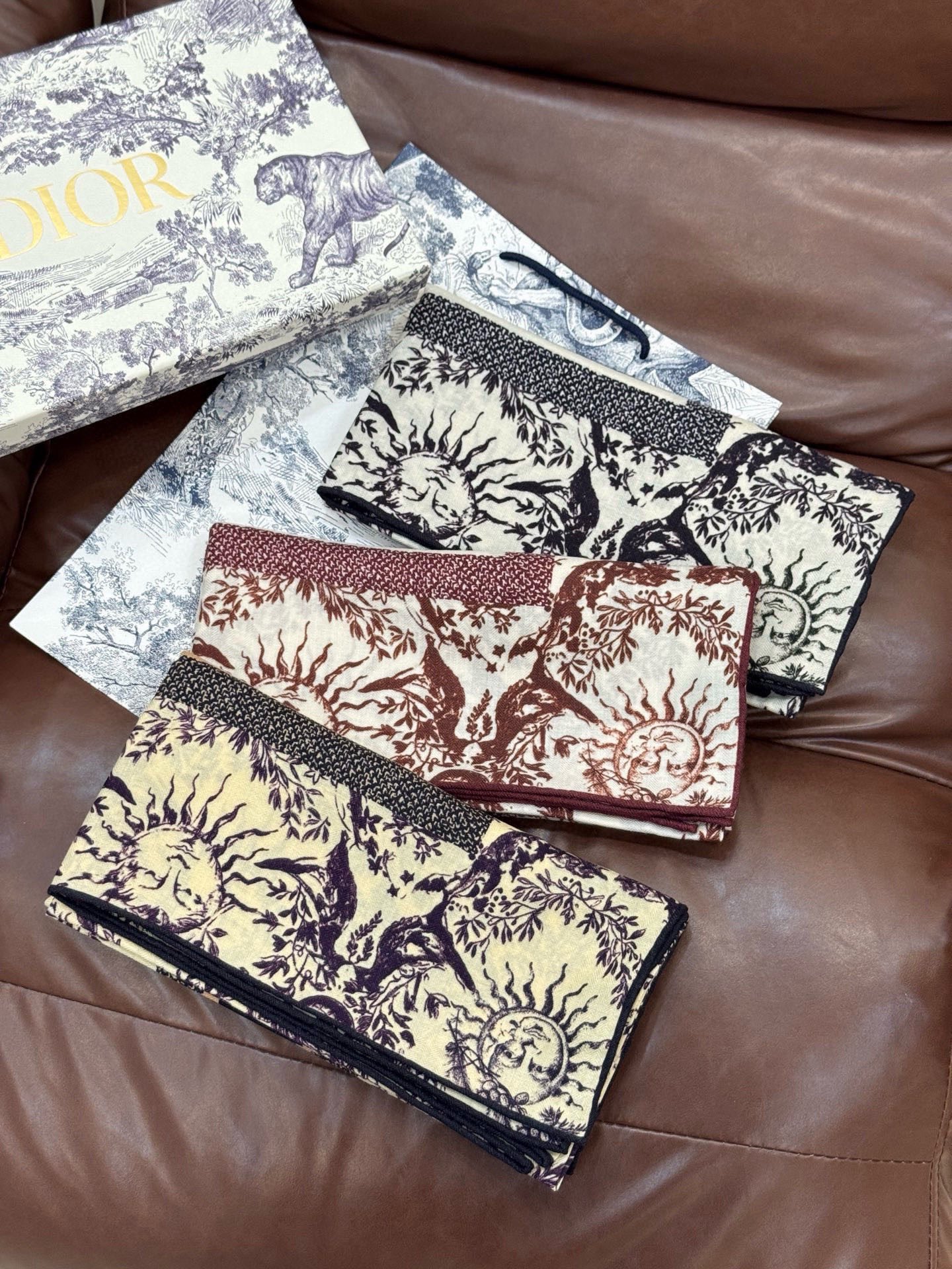 Dior 140丝绒双面同色印花披肩这款 Dior 丝绒披肩以彼得罗•鲁福（Pietro Ruffo）设