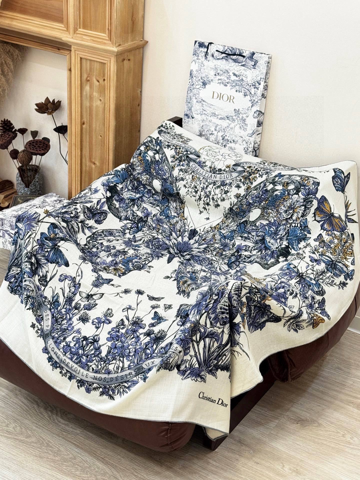 Dior 印花披肩【140顶级丝绒双面同色】Dior Camo PaPillon 图案这款披肩饰以 Di