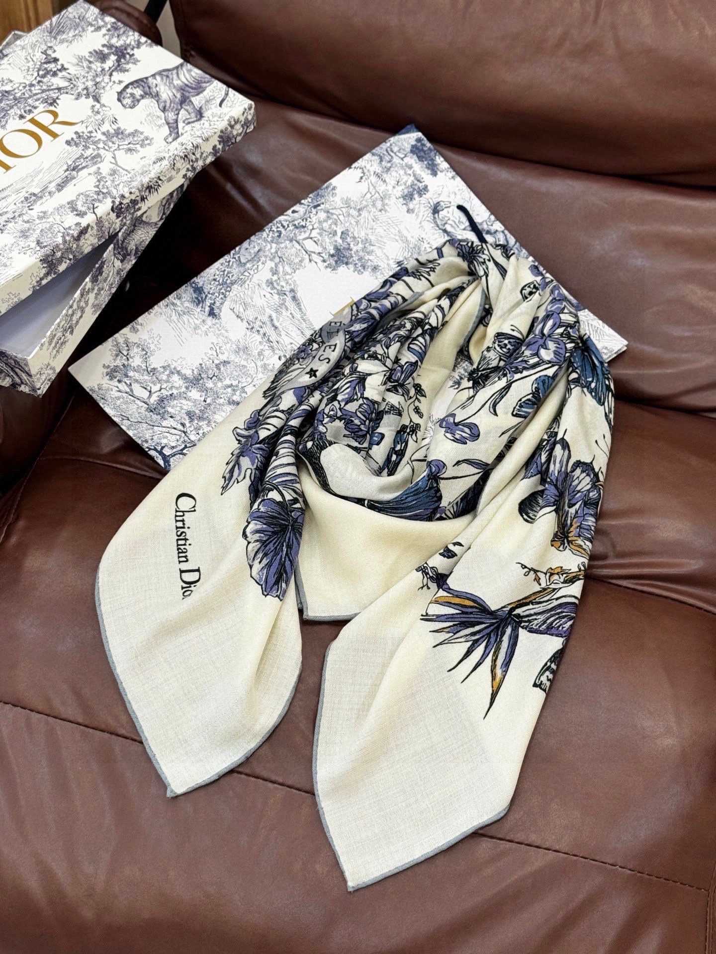 Dior 印花披肩【140顶级丝绒双面同色】Dior Camo PaPillon 图案这款披肩饰以 Di