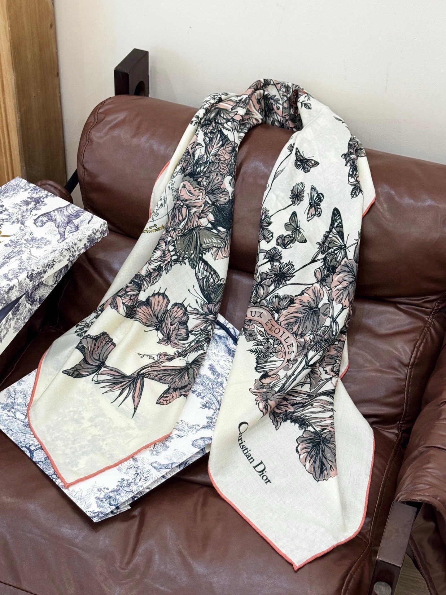 Dior 印花披肩【140顶级丝绒双面同色】Dior Camo PaPillon 图案这款披肩饰以 Di