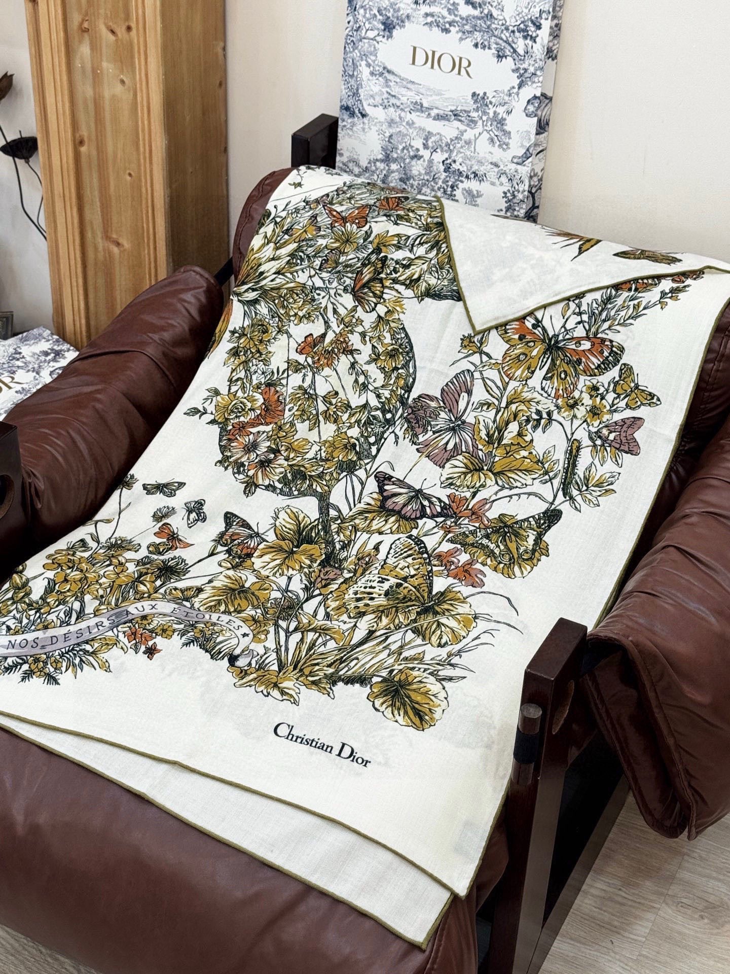 Dior 印花披肩【140顶级丝绒双面同色】Dior Camo PaPillon 图案这款披肩饰以 Di