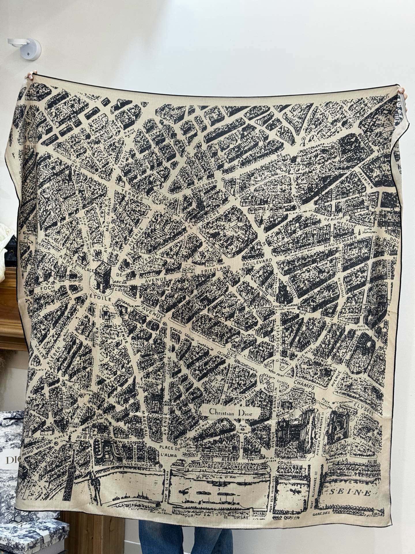 Dior ❤【️巴黎地图】140*140双面同色丝绒方巾🉐️LAN DE 价🉐️ARIS 巴黎地图这款方