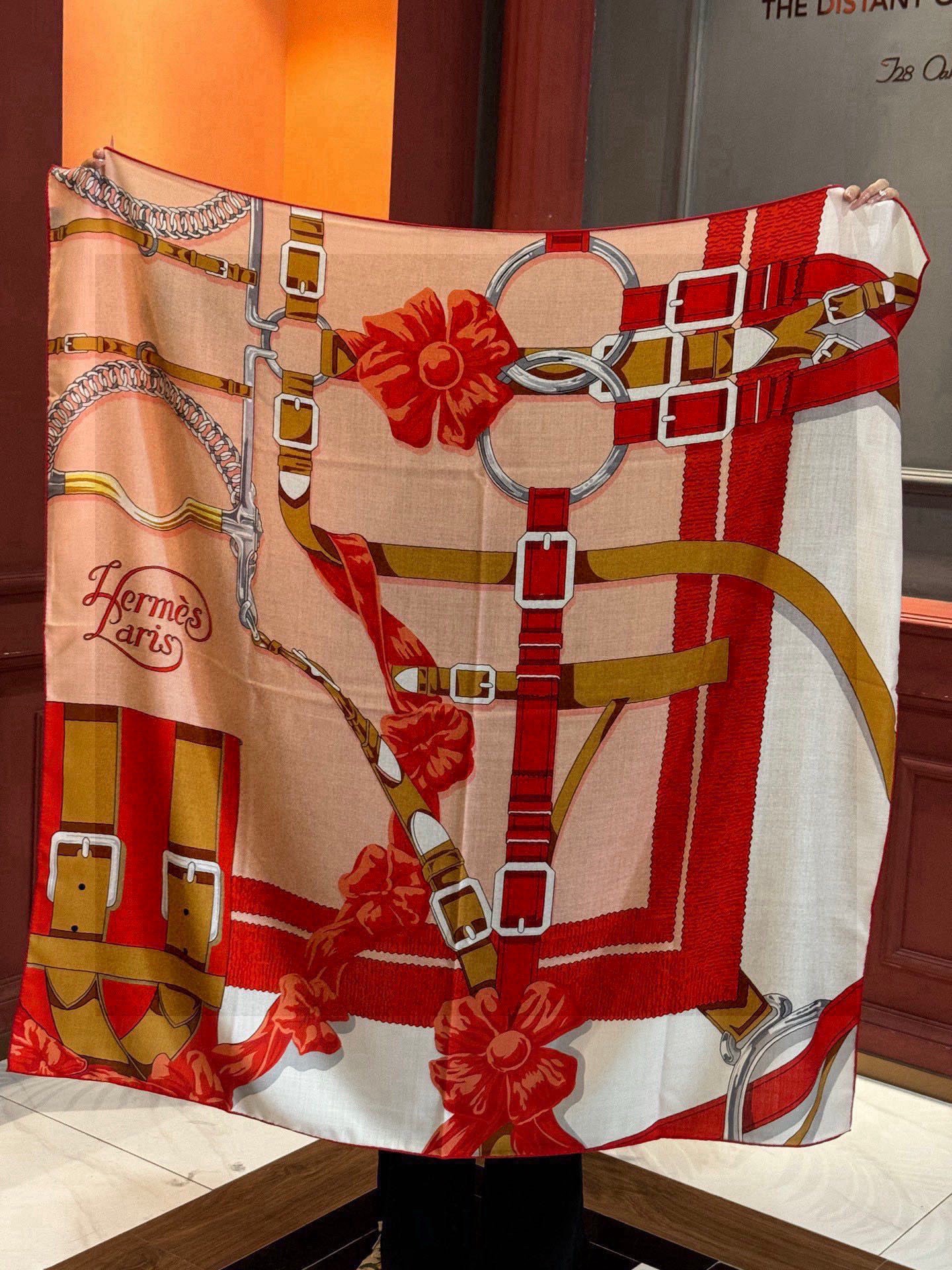 羊绒新款🆕👏👏买了都说好看‼️推荐💕爱马仕双面同色羊绒方巾，【双面同色140】顶级工艺超值‼️爱马仕专柜