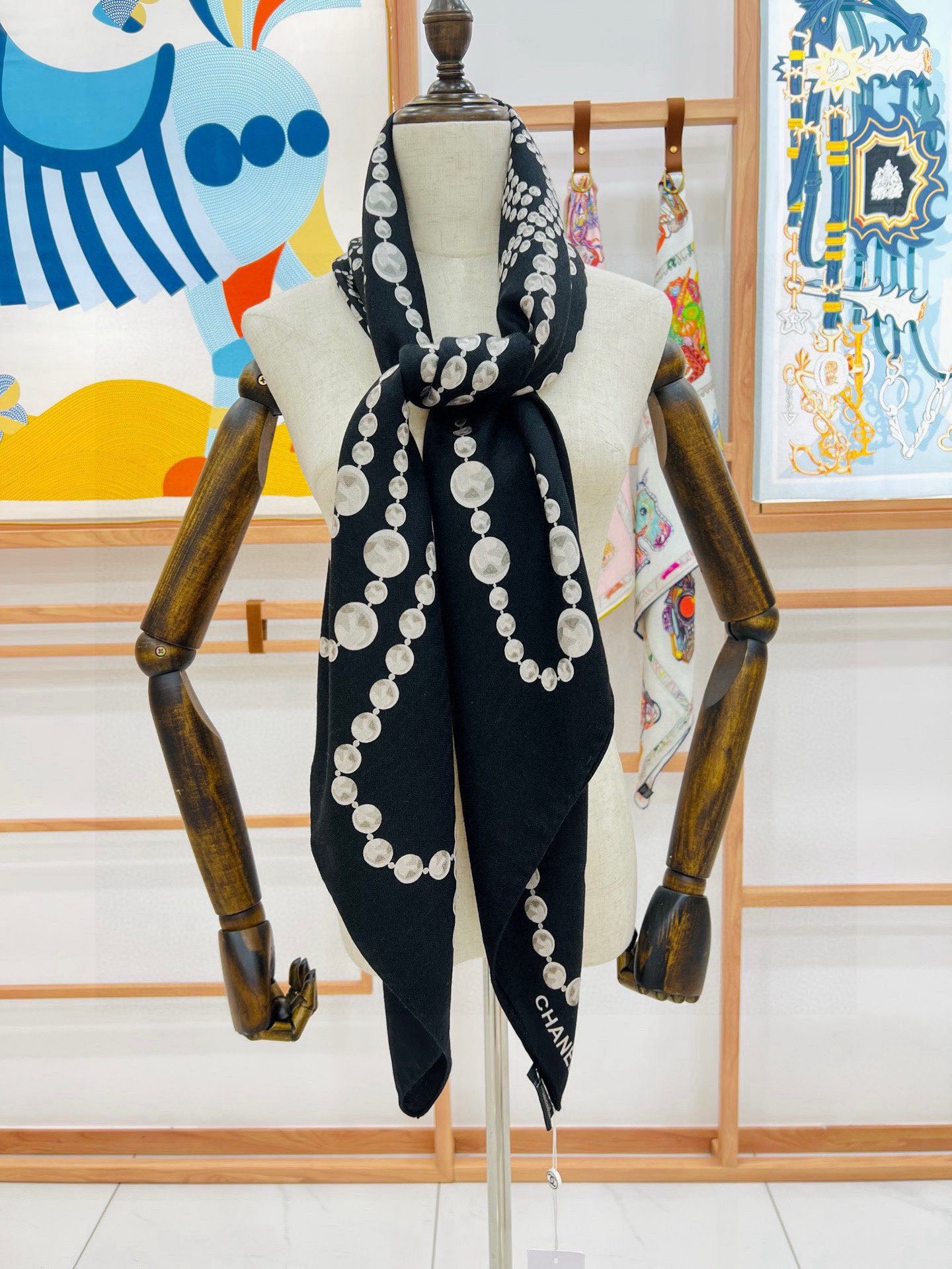 【▪️CHANEL新款 双面同色丝绒方巾】温柔而娴静，珍珠优雅气质！柔软顺滑的感觉真的舒服到心都化了！C