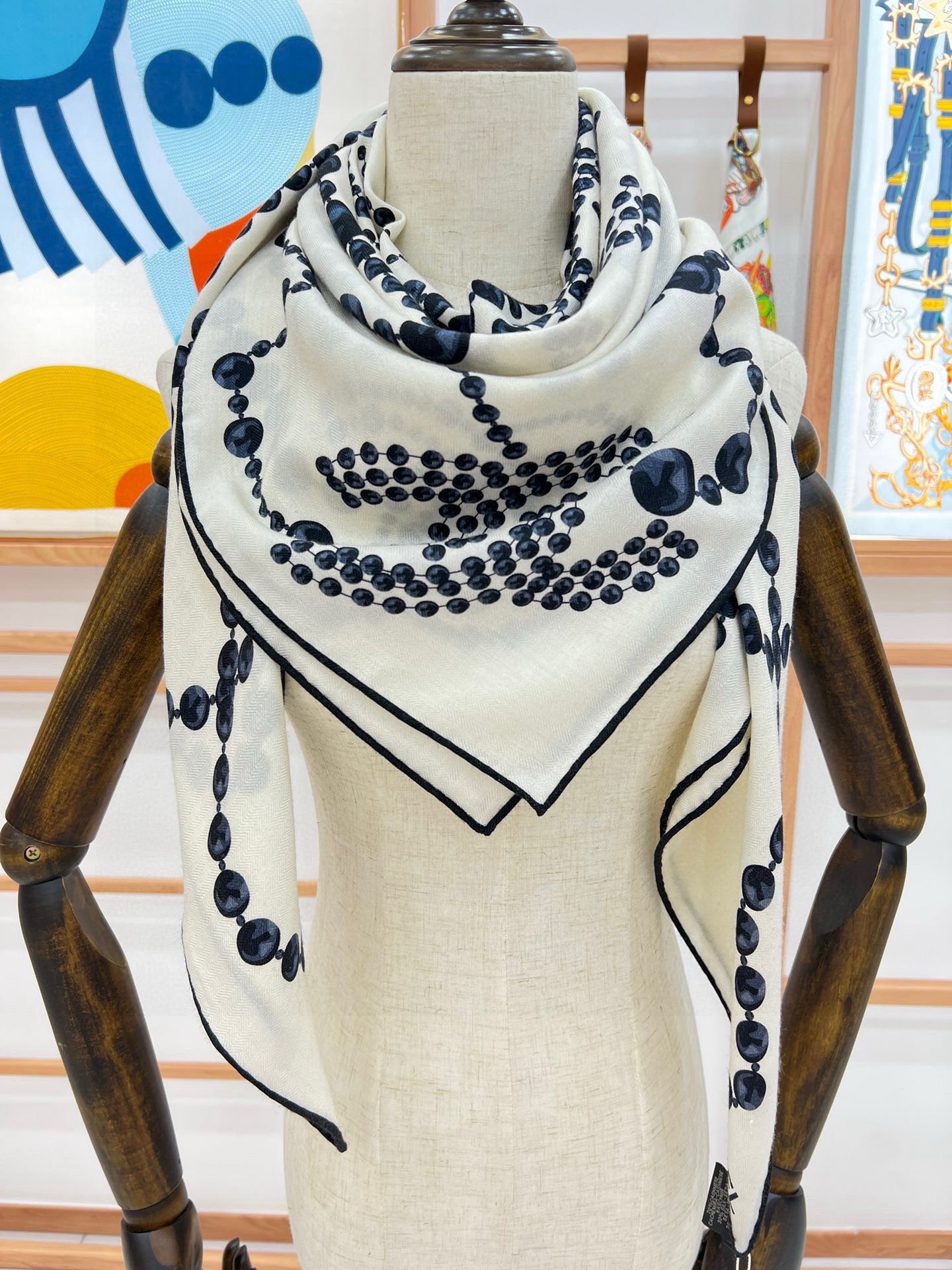 P225【▪️CHANEL新款 双面同色丝绒方巾】
温柔而娴静,珍珠优雅气质!柔软顺滑的感觉真的舒服到心都化了!Chanel经典珍珠元素新款丝绒方巾!懂货的拿在手里一看,就会爱死,经典珍珠系列!最大的优点就是:非常非常抬人!!!!又时髦,又女人味,又稳,不轻佻。穿搭配这样的款,真的超级有气场。上身效果大方得体有档次。100%丝绒真心美爆了的设计 两个色也是非常适合日搭的配色!实物很美好!高端真丝,面料柔软,印染精细,高端品质!!柔软顺滑的感觉非常舒适.四季可用!
尺寸规格:140*140
材质:30%真丝70%羊绒