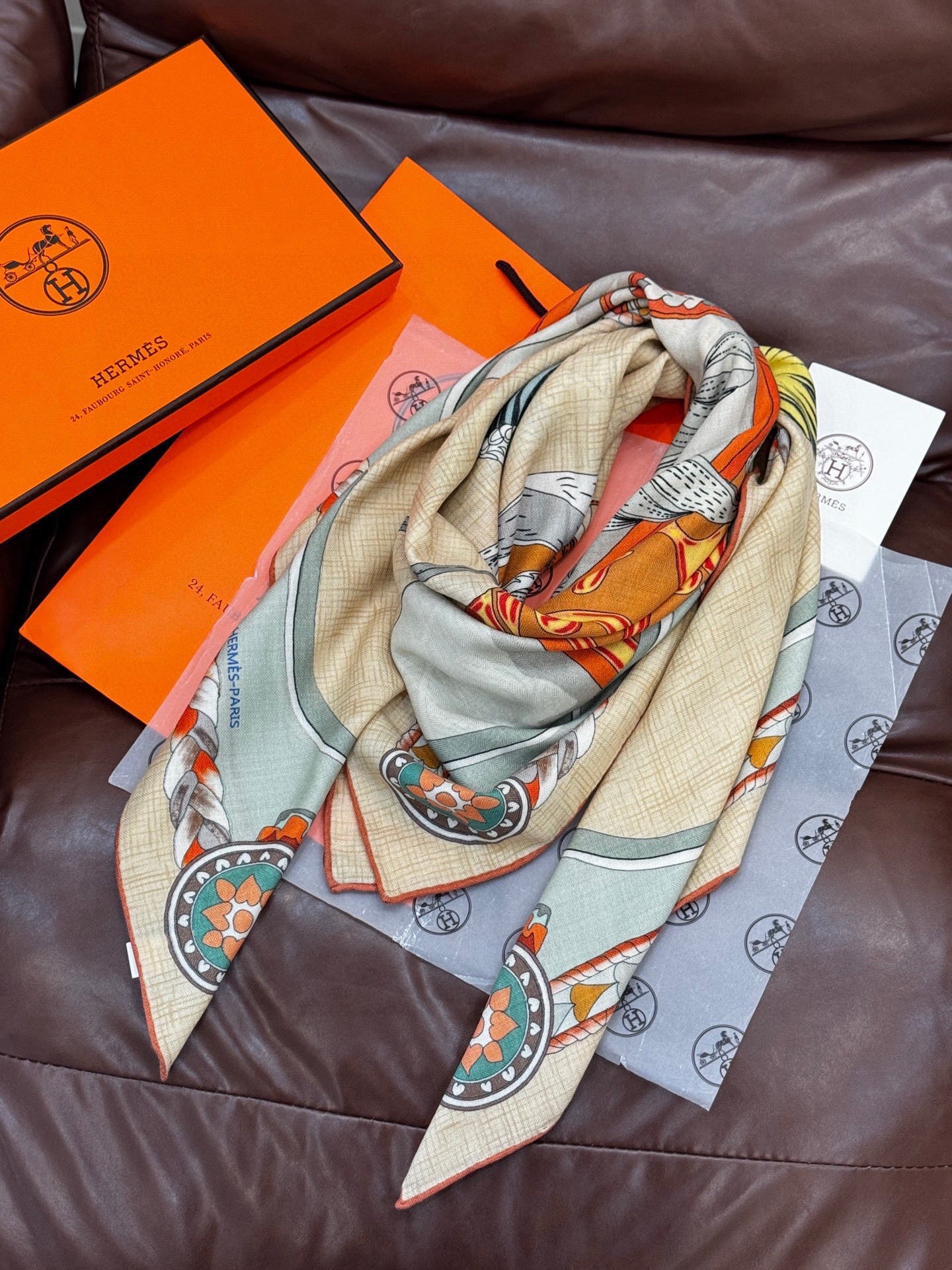 【双面同色】原单爱马仕140cm丝绒方巾💕 甜蜜的鞍具，装饰家芳登和佩西耶设计的一款餐盘增添骑士般的浪漫