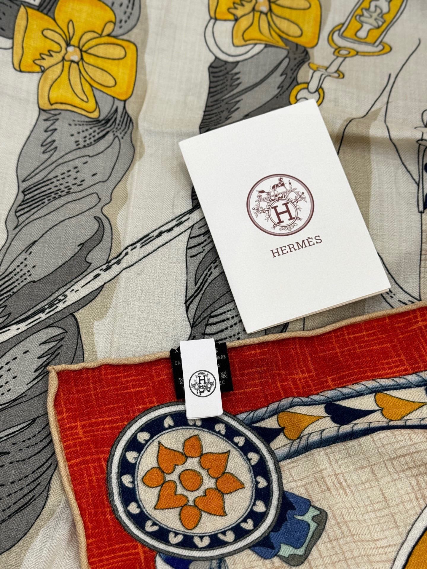 【双面同色】原单爱马仕140cm丝绒方巾💕 甜蜜的鞍具，装饰家芳登和佩西耶设计的一款餐盘增添骑士般的浪漫