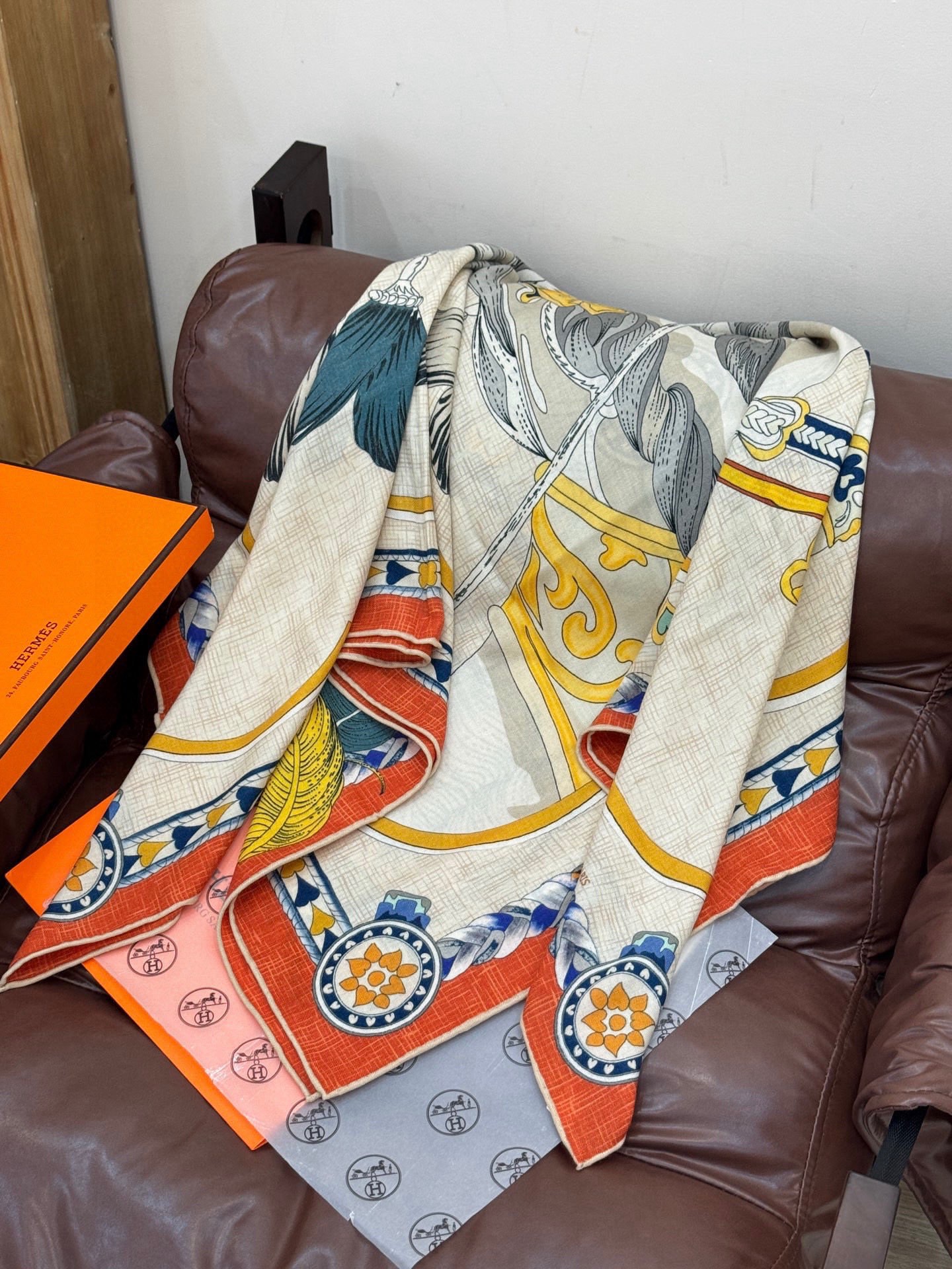 【双面同色】原单爱马仕140cm丝绒方巾💕 甜蜜的鞍具，装饰家芳登和佩西耶设计的一款餐盘增添骑士般的浪漫