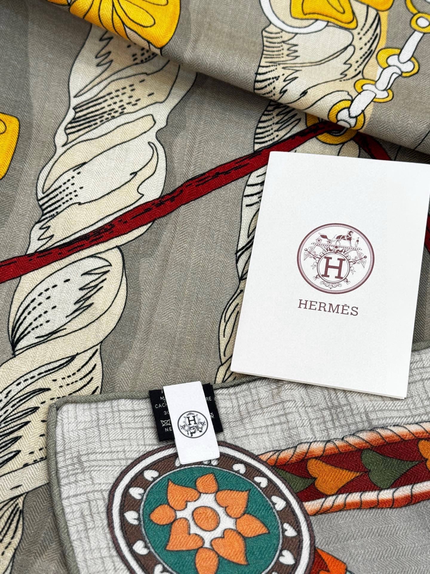 【双面同色】原单爱马仕140cm丝绒方巾💕 甜蜜的鞍具，装饰家芳登和佩西耶设计的一款餐盘增添骑士般的浪漫