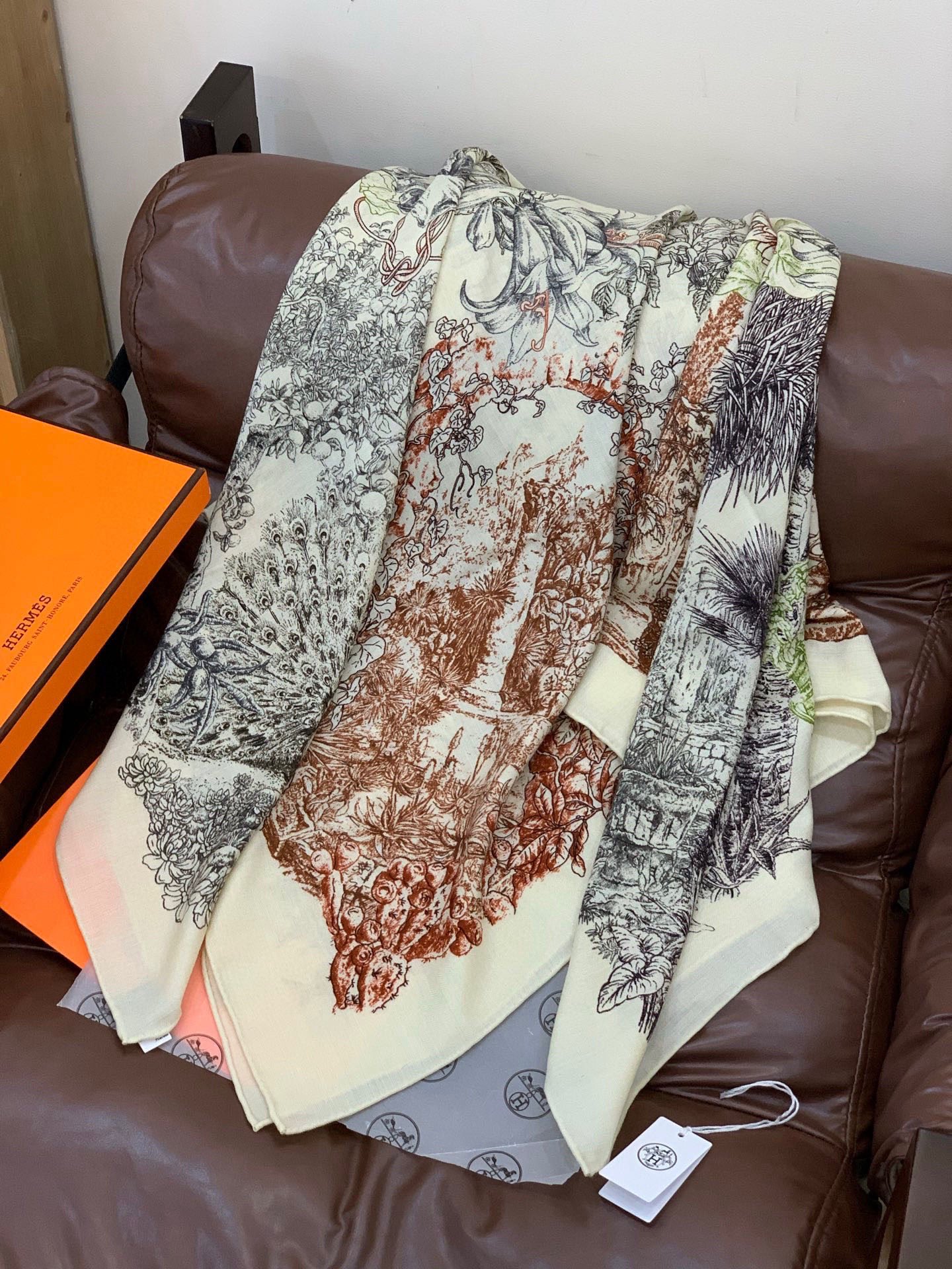 P225 重磅推荐的140顶级丝绒双面异色披肩《回归自然》
披肩尺寸:140*140方巾
70%羊绒30%真丝
这张复杂的手绘作品是“view from the Hills of Los
Angeles”更具体的说是围绕着城市的动物和自然环境。当大家想到洛杉矶的时候,只会记得高楼大厦,完全忘记了这些生活在加州的动物、昆虫、鸟类和其他物种。在这条国巾中,设计师想要突出加州的自然环境,所以弱化了城市建筑。驱逐自然,但它会飞奔回来。隐藏在迷宫般的街道和无处不在的植被中,一群野生动物在蓮慎地注视着这座城市……