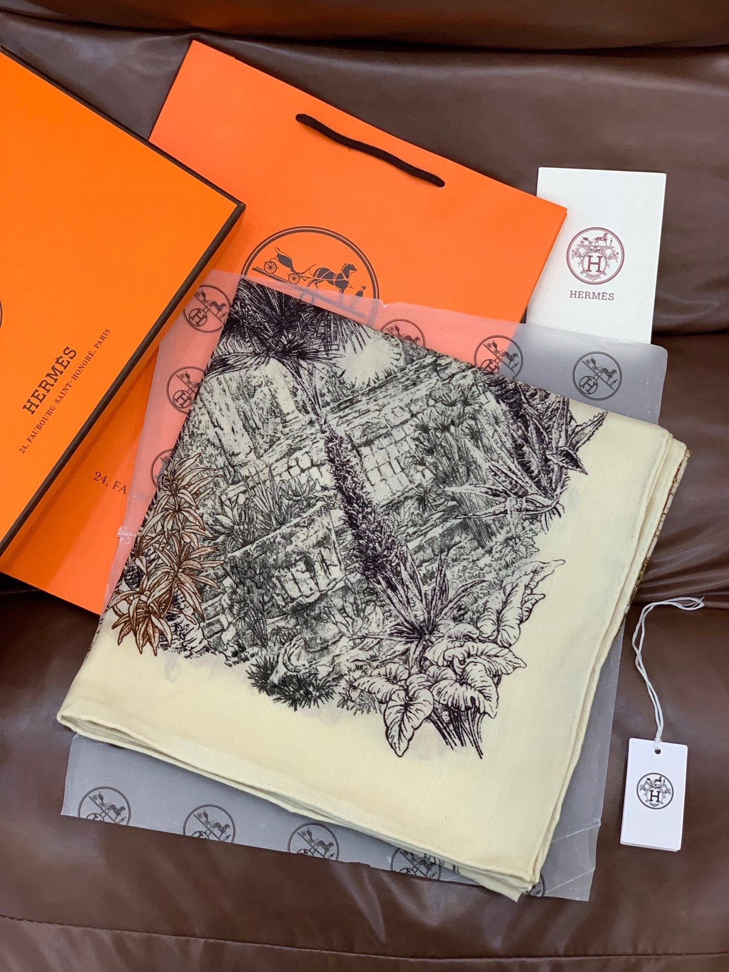 重磅推荐的140顶级丝绒双面异色披肩《回归自然》 披肩尺寸：140*140方巾 70%羊绒30%真丝这张