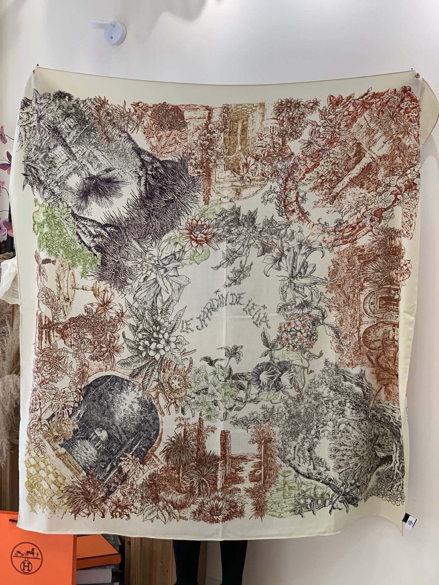 重磅推荐的140顶级丝绒双面异色披肩《回归自然》 披肩尺寸：140*140方巾 70%羊绒30%真丝这张