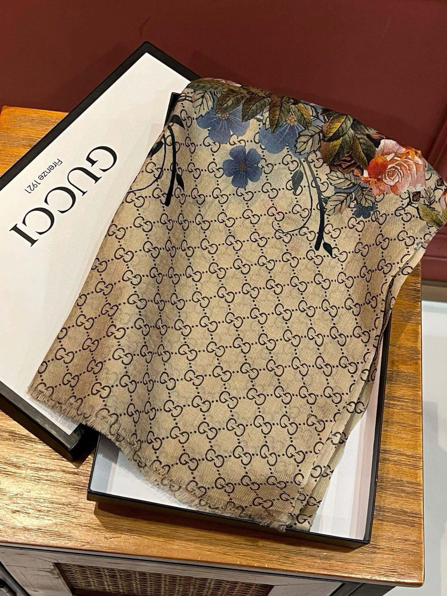 💟秀外慧中,美到过分❗️上身效果疯狂的喜欢❗️Gucci New~300支高端戒指绒!真心美爆了的设计,这个花卉元素真的好高级,稳重优雅女人味❗️四个色也是非常适合日搭的配色 ️实物很美好.baby cashmere ️高端羊绒,面料柔软,印染精细,质感轻松穿过丝巾扣,高端品质❗️轻薄的感觉非常舒适.夏天旅游空调房必须来条.冬天更美.手慢无🌟110*200顶级进口300纯羊绒戒指绒长巾,四个色.