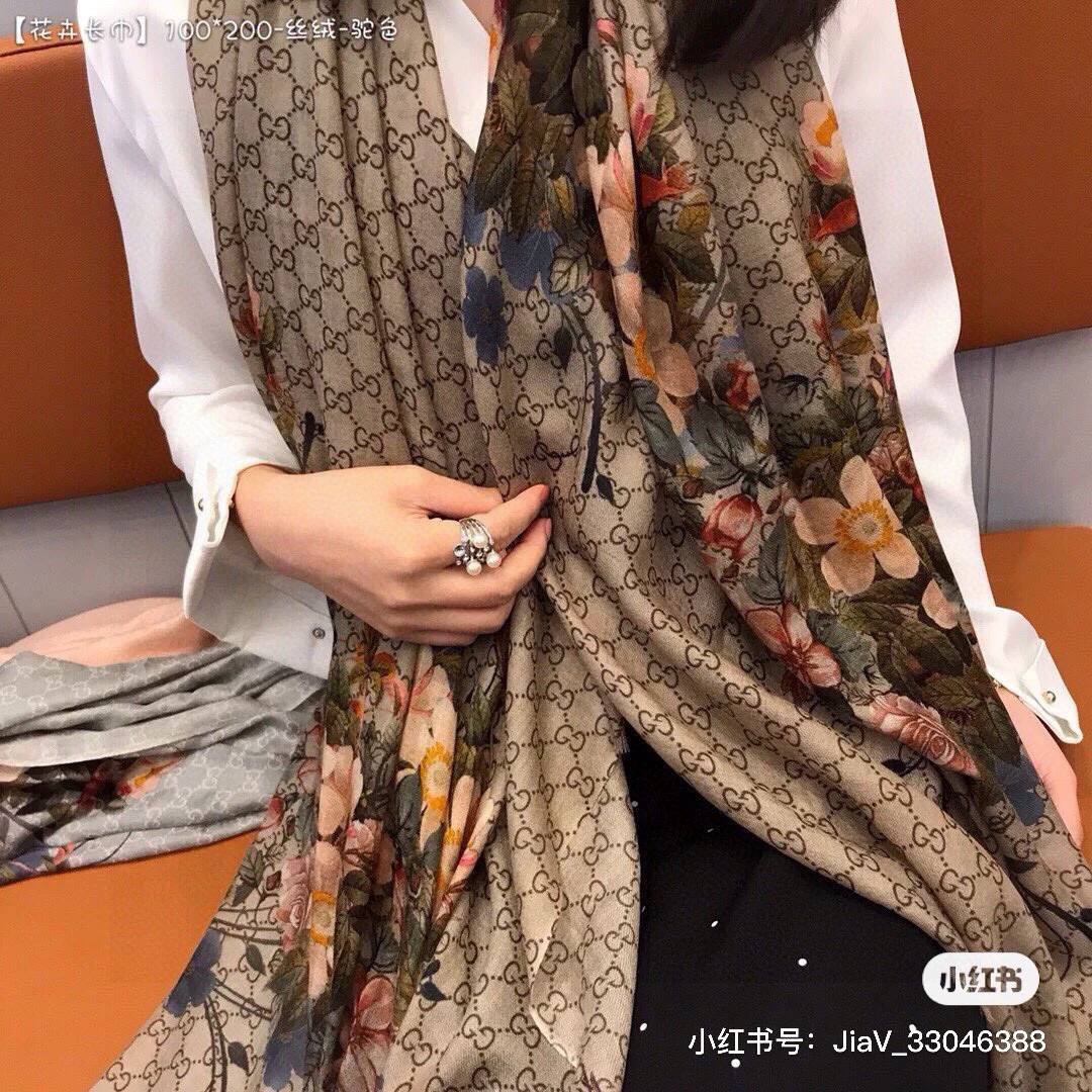 💟秀外慧中,美到过分❗️上身效果疯狂的喜欢❗️Gucci New~300支高端戒指绒!真心美爆了的设计,这个花卉元素真的好高级,稳重优雅女人味❗️四个色也是非常适合日搭的配色 ️实物很美好.baby cashmere ️高端羊绒,面料柔软,印染精细,质感轻松穿过丝巾扣,高端品质❗️轻薄的感觉非常舒适.夏天旅游空调房必须来条.冬天更美.手慢无🌟110*200顶级进口300纯羊绒戒指绒长巾,四个色.