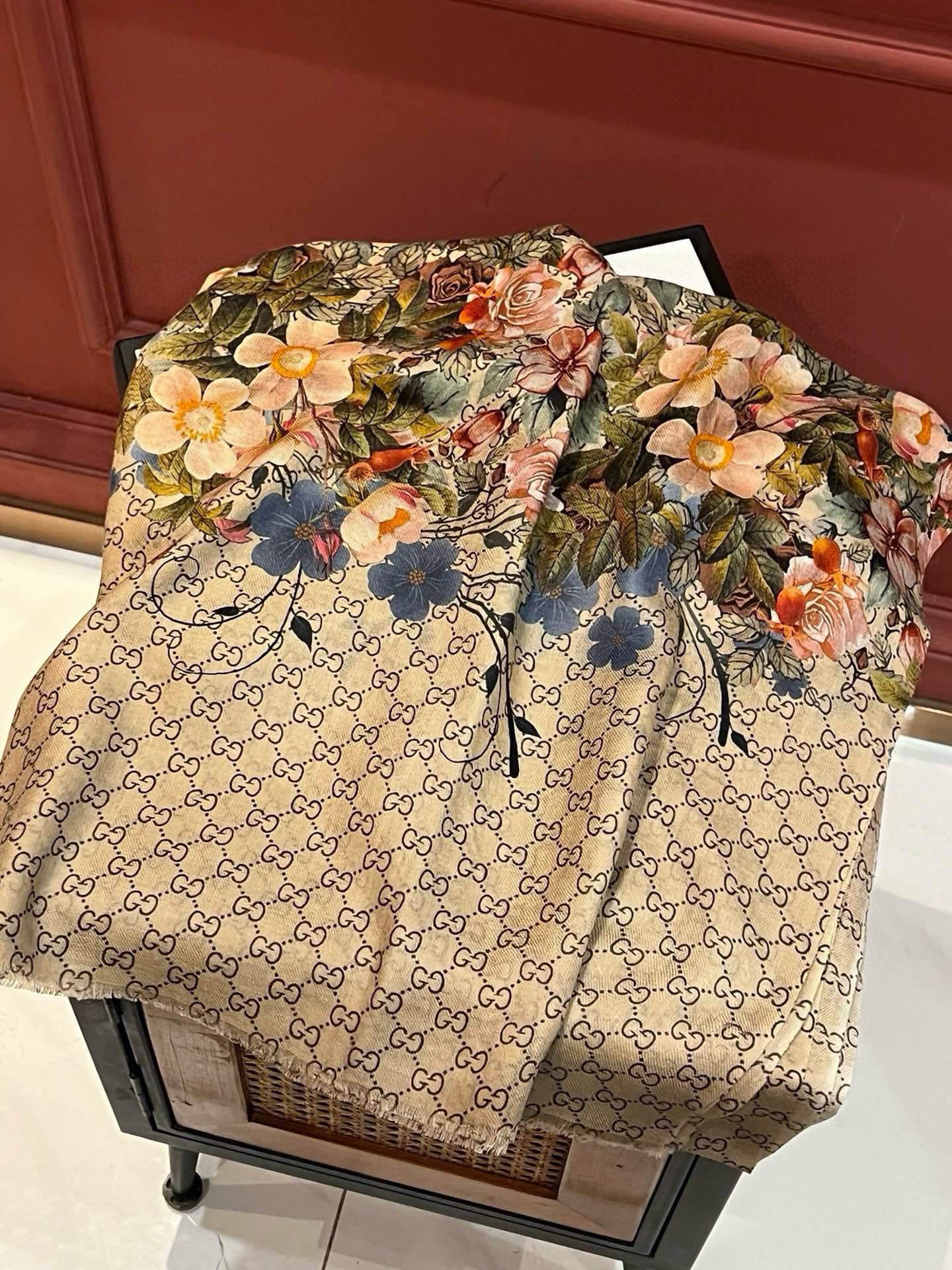💟秀外慧中,美到过分❗️上身效果疯狂的喜欢❗️Gucci New~300支高端戒指绒!真心美爆了的设计,这个花卉元素真的好高级,稳重优雅女人味❗️四个色也是非常适合日搭的配色 ️实物很美好.baby cashmere ️高端羊绒,面料柔软,印染精细,质感轻松穿过丝巾扣,高端品质❗️轻薄的感觉非常舒适.夏天旅游空调房必须来条.冬天更美.手慢无🌟110*200顶级进口300纯羊绒戒指绒长巾,四个色.