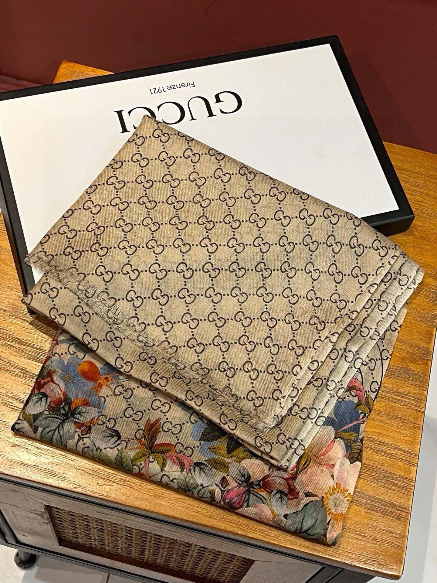 💟秀外慧中,美到过分❗️上身效果疯狂的喜欢❗️Gucci New~300支高端戒指绒!真心美爆了的设计,这个花卉元素真的好高级,稳重优雅女人味❗️四个色也是非常适合日搭的配色 ️实物很美好.baby cashmere ️高端羊绒,面料柔软,印染精细,质感轻松穿过丝巾扣,高端品质❗️轻薄的感觉非常舒适.夏天旅游空调房必须来条.冬天更美.手慢无🌟110*200顶级进口300纯羊绒戒指绒长巾,四个色.