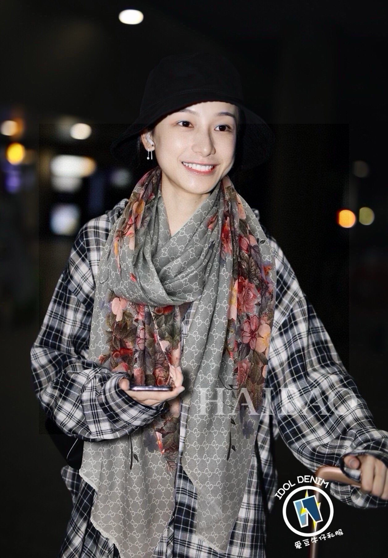 P195 💟秀外慧中，美到过分❗️上身效果疯狂的喜欢❗️Gucci New~300支高端戒指绒！真心美爆了的设计，这个花卉元素真的好高级，稳重优雅女人味❗️四个色也是非常适合日搭的配色‼️实物很美好.baby cashmere‼️高端羊绒，面料柔软，印染精细，质感轻松穿过丝巾扣，高端品质❗️轻薄的感觉非常舒适.夏天旅游空调房必须来条.冬天更美.手慢无🌟110*200顶级进口300纯羊绒戒指绒长巾，四个色。