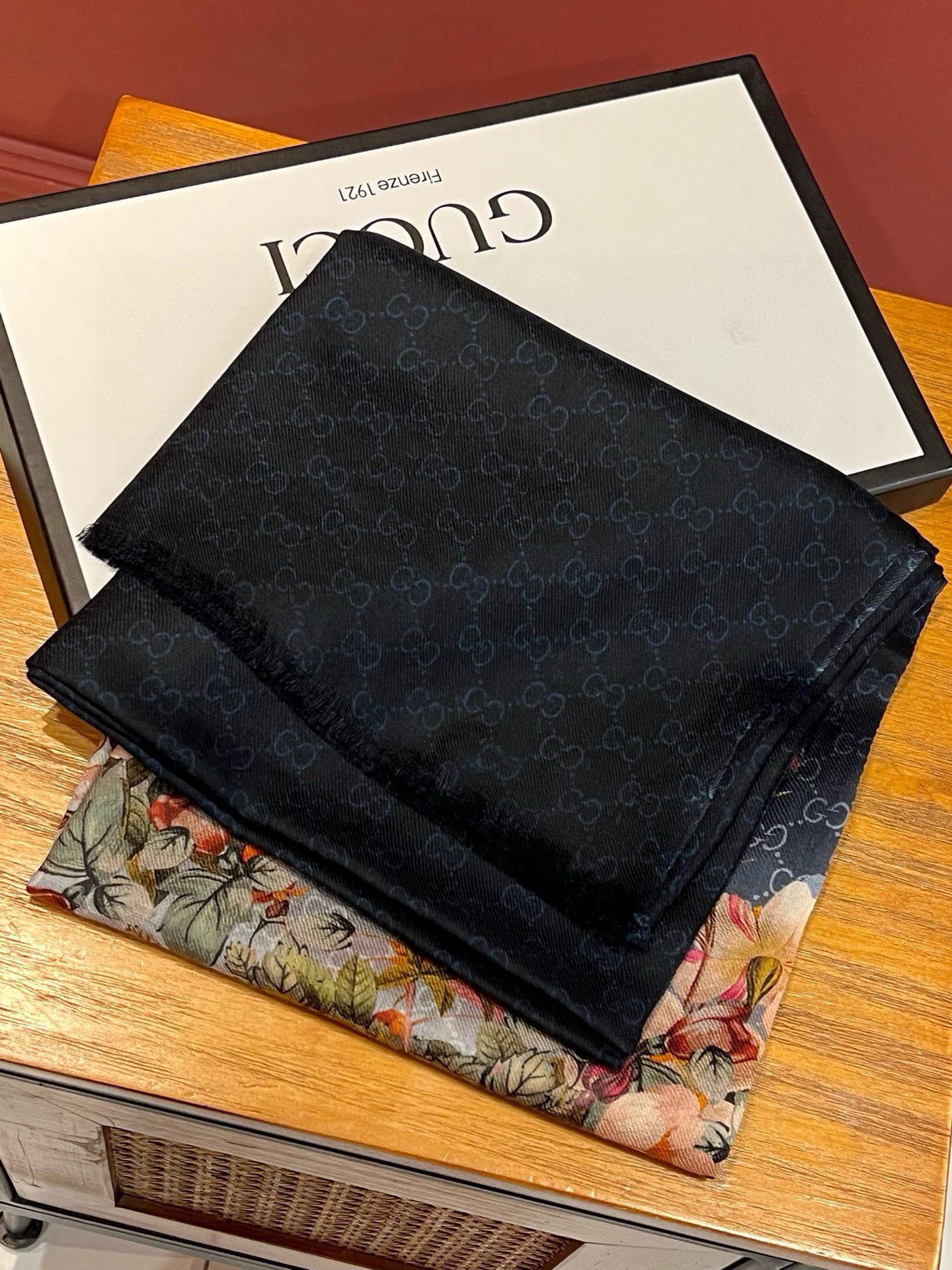 💟秀外慧中,美到过分❗️上身效果疯狂的喜欢❗️Gucci New~300支高端戒指绒!真心美爆了的设计,这个花卉元素真的好高级,稳重优雅女人味❗️四个色也是非常适合日搭的配色 ️实物很美好.baby cashmere ️高端羊绒,面料柔软,印染精细,质感轻松穿过丝巾扣,高端品质❗️轻薄的感觉非常舒适.夏天旅游空调房必须来条.冬天更美.手慢无🌟110*200顶级进口300纯羊绒戒指绒长巾,四个色.