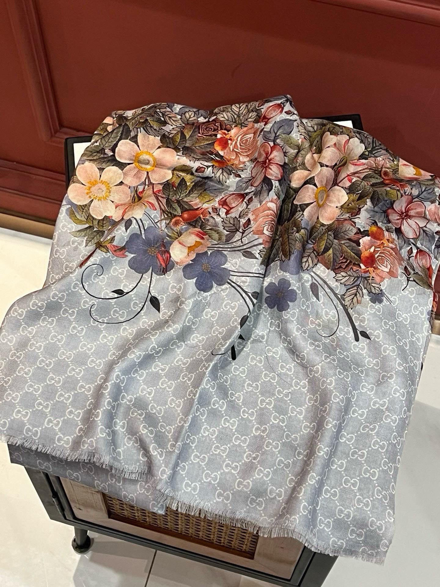 💟秀外慧中,美到过分❗️上身效果疯狂的喜欢❗️Gucci New~300支高端戒指绒!真心美爆了的设计,这个花卉元素真的好高级,稳重优雅女人味❗️四个色也是非常适合日搭的配色 ️实物很美好.baby cashmere ️高端羊绒,面料柔软,印染精细,质感轻松穿过丝巾扣,高端品质❗️轻薄的感觉非常舒适.夏天旅游空调房必须来条.冬天更美.手慢无🌟110*200顶级进口300纯羊绒戒指绒长巾,四个色.