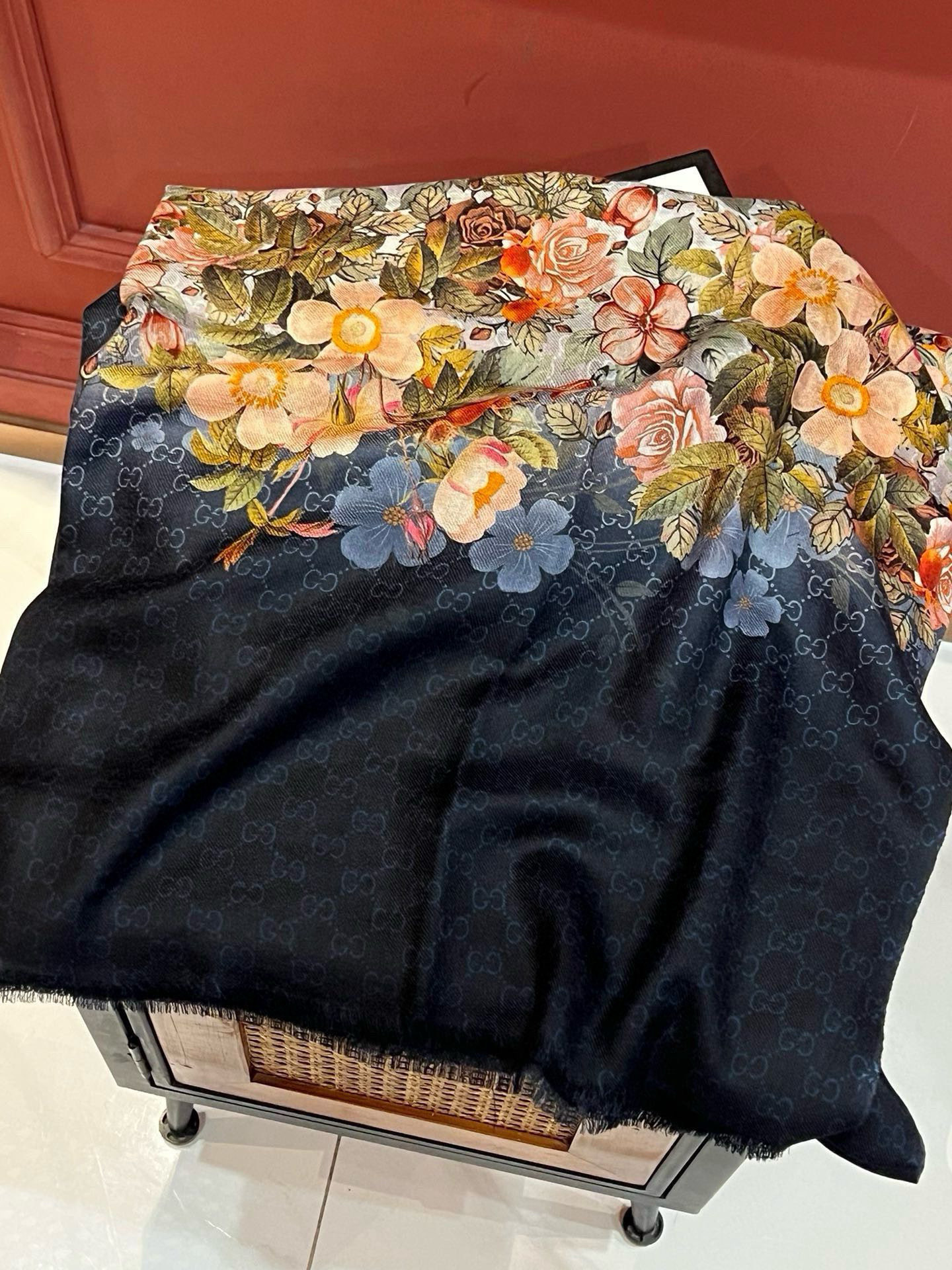 💟秀外慧中,美到过分❗️上身效果疯狂的喜欢❗️Gucci New~300支高端戒指绒!真心美爆了的设计,这个花卉元素真的好高级,稳重优雅女人味❗️四个色也是非常适合日搭的配色 ️实物很美好.baby cashmere ️高端羊绒,面料柔软,印染精细,质感轻松穿过丝巾扣,高端品质❗️轻薄的感觉非常舒适.夏天旅游空调房必须来条.冬天更美.手慢无🌟110*200顶级进口300纯羊绒戒指绒长巾,四个色.