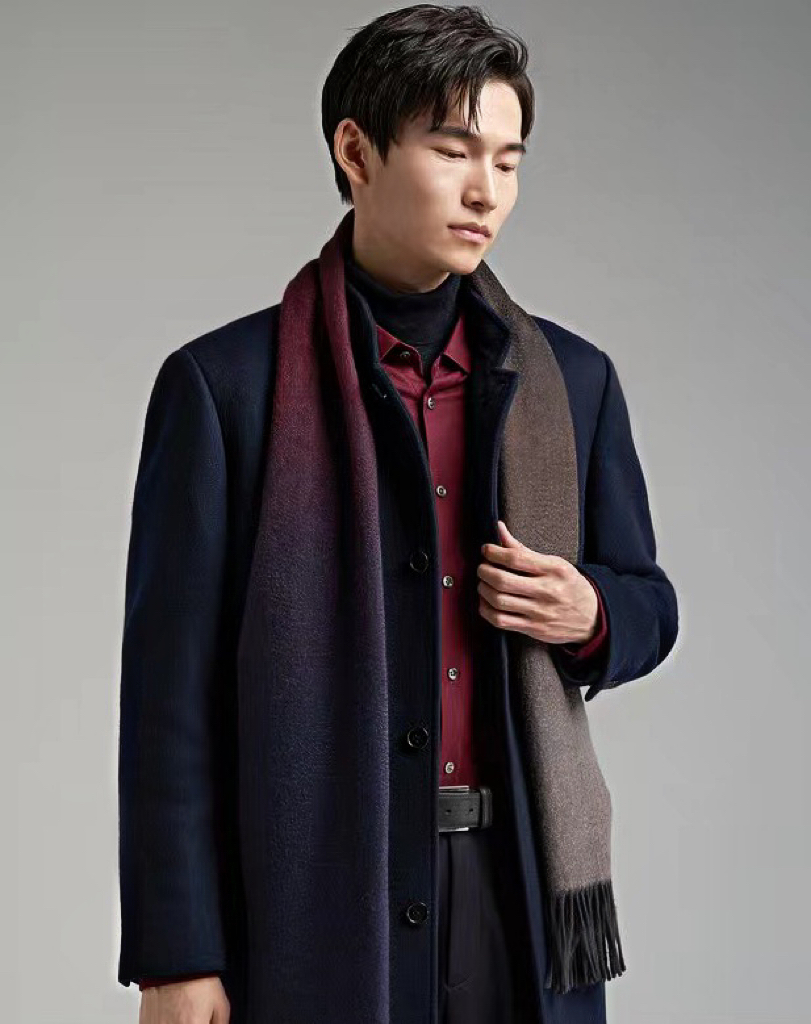 ✨✨太美了😍 爱马仕 情侣款 美到要尖叫😱专柜最新款🎊英伦欧美范儿「多色渐变」又是一款即时尚又实用的大围巾&长巾，🎆撞色的颜色搭配很协调，😍围巾手感柔软，😔戴起来时尚暖和，💅大气有范儿，格子控们，不要错过哦😜，尺寸32*190💃🏻顶级进口羊绒，亲们速度开抢🎉🎉🎉