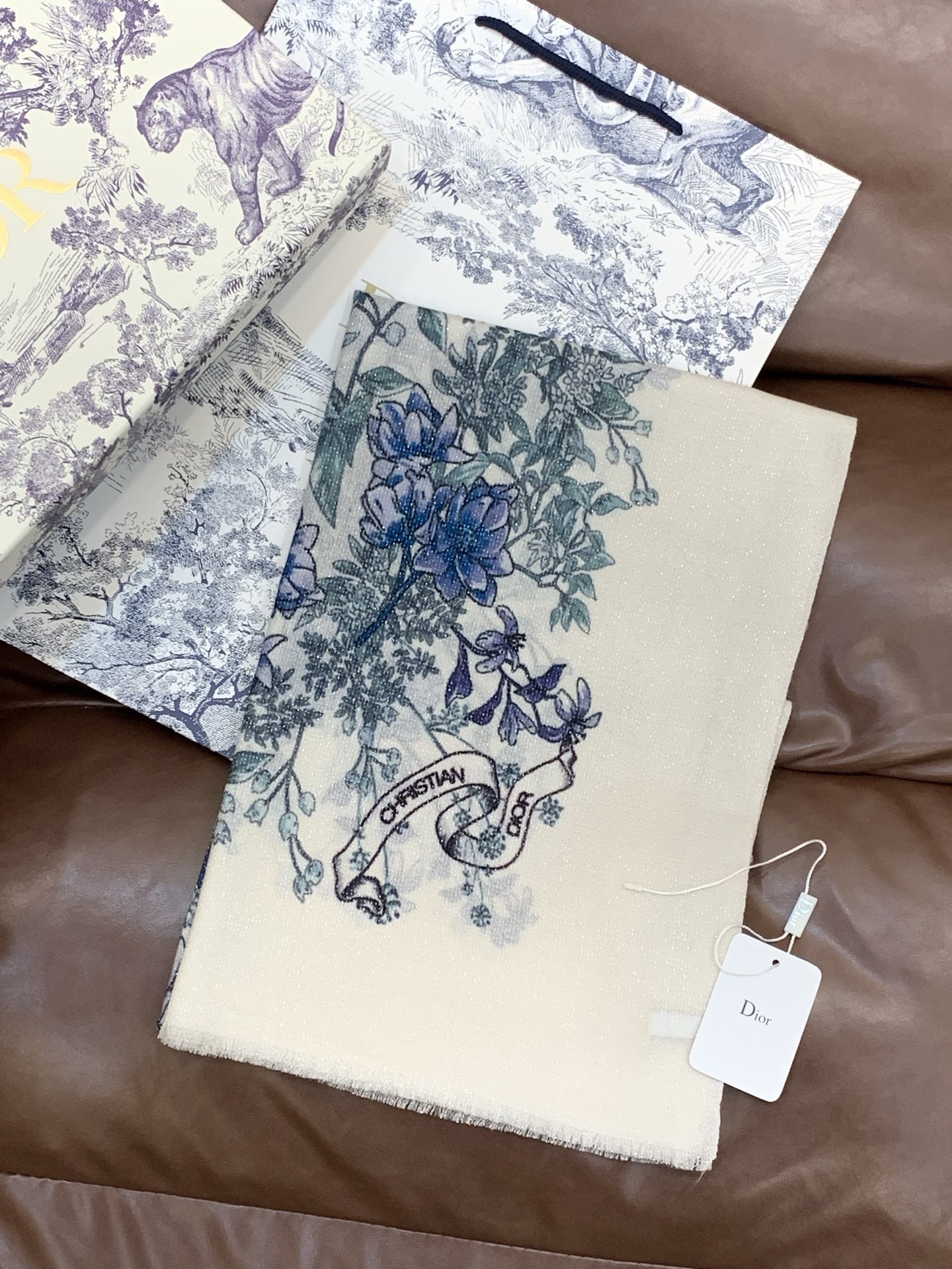 P215 会发光发亮的围巾💃🏻💃🏻D家【D花香明媚】‼️抢‼️VIP推荐 ‼️👍下手一定要快【高端 大爱 ‼️纯羊绒 婴儿触感舒服到飞❤️女人尤物 货极少 四季都可以用‼️真心美的让人非常非常心动 上身效果简直美翻了 品质非常完美👍‼️ 整个围巾给人大牌气场的同时又非常精致秀丽💟绝对值得入手的新款💟‼️ 实物一拿到就会庆幸自己是女人的绝美好货😂 值得品鉴‼️完美气质品味Ditails首选👍VIP们 上‼️🌟尺寸:100*200