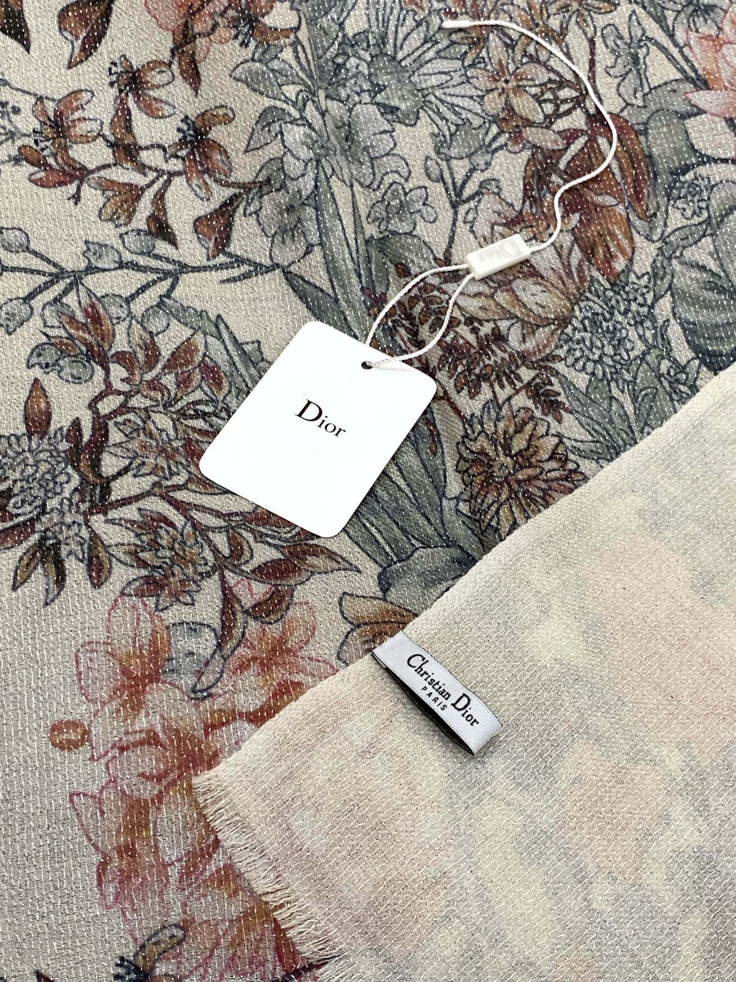 P215 会发光发亮的围巾💃🏻💃🏻D家【D花香明媚】‼️抢‼️VIP推荐 ‼️👍下手一定要快【高端 大爱 ‼️纯羊绒 婴儿触感舒服到飞❤️女人尤物 货极少 四季都可以用‼️真心美的让人非常非常心动 上身效果简直美翻了 品质非常完美👍‼️ 整个围巾给人大牌气场的同时又非常精致秀丽💟绝对值得入手的新款💟‼️ 实物一拿到就会庆幸自己是女人的绝美好货😂 值得品鉴‼️完美气质品味Ditails首选👍VIP们 上‼️🌟尺寸:100*200