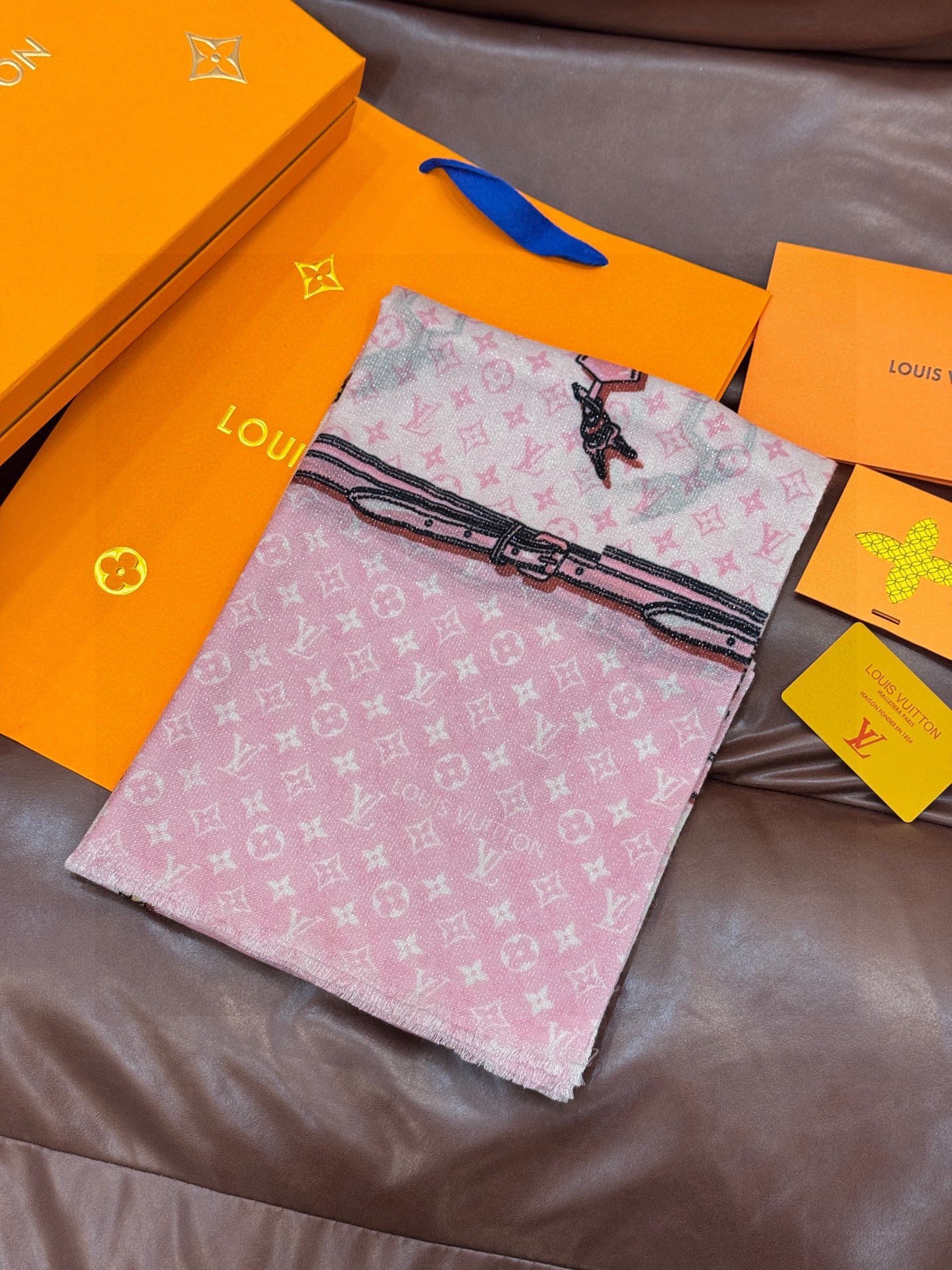 P215  会发光发亮的围巾真心赞‼️驴家【L链条箱包花纹银丝长巾】银丝印花羊绒长巾，2025新款银丝长巾来撷Nouficel 胶囊系列的澳雅色彩，续写Mixand Srop主题铁事。Monogom图案成为背景，路易威登的经典元素交织继绕，巧妙教敬品牌精基皮革工艺，丝羊绒印花搭配手工卷边。强烈推荐手慢无‼️这个size不大不小特别好搭配，品质超级好‼️拿到手就会懂的高端品质，高端细节所见即所得😘重磅巨献‼️VIP客户必入推荐‼️尺寸：110*200