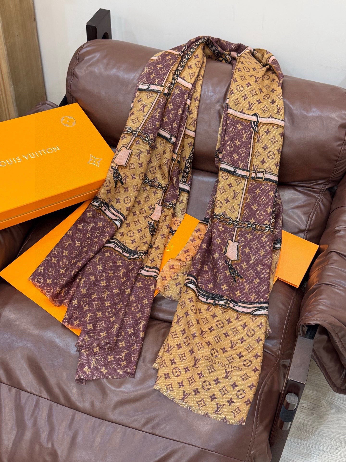 P215 会发光发亮的围巾真心赞‼️驴家【L链条箱包花纹银丝长巾】银丝印花羊绒长巾,2025新款银丝长巾来撷Nouficel 胶囊系列的澳雅色彩,续写Mixand Srop主题铁事。Monogom图案成为背景,路易威登的经典元素交织继绕,巧妙教敬品牌精基皮革工艺,丝羊绒印花搭配手工卷边。强烈推荐手慢无‼️这个size不大不小特别好搭配,品质超级好‼️拿到手就会懂的高端品质,高端细节所见即所得😘重磅巨献‼️VIP客户必入推荐‼️尺寸:110*200