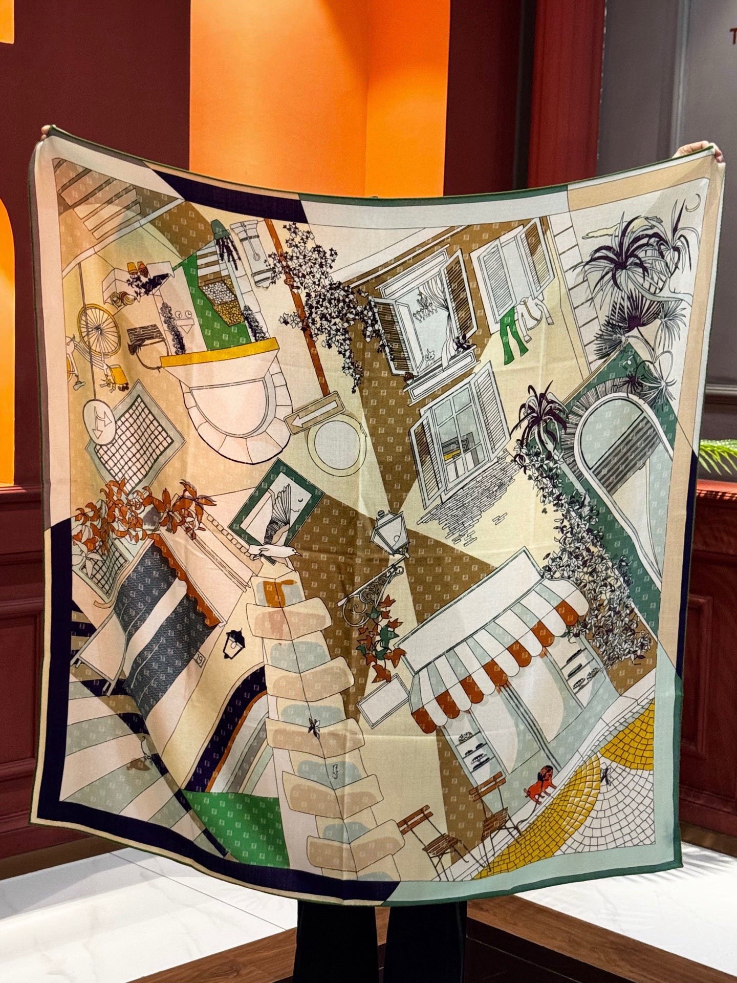 Fendi方形围巾 丝绒材质。采用定制的“Walking around Rome”图案，灵感源自罗马的历