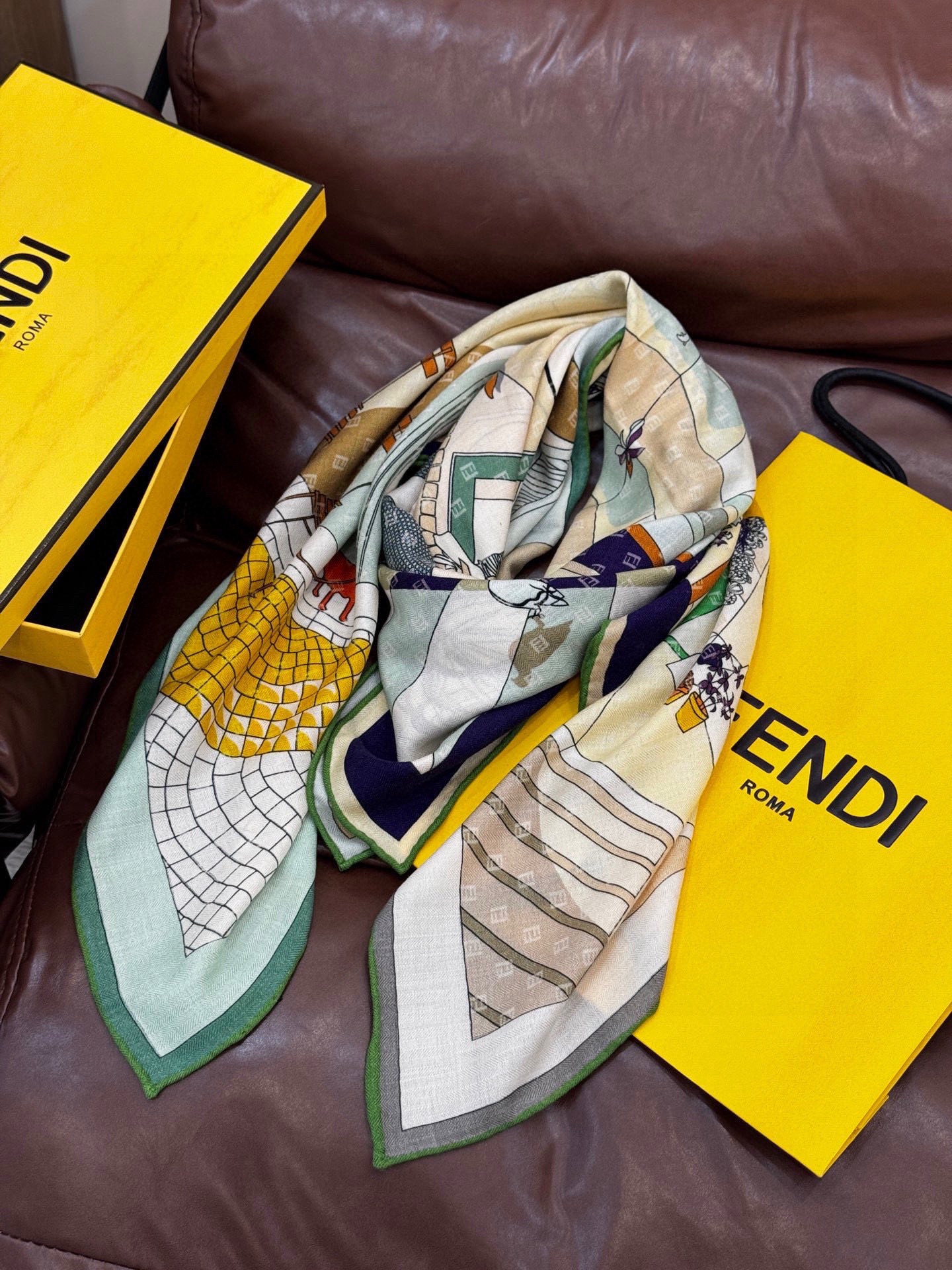 Fendi方形围巾 丝绒材质。采用定制的“Walking around Rome”图案，灵感源自罗马的历