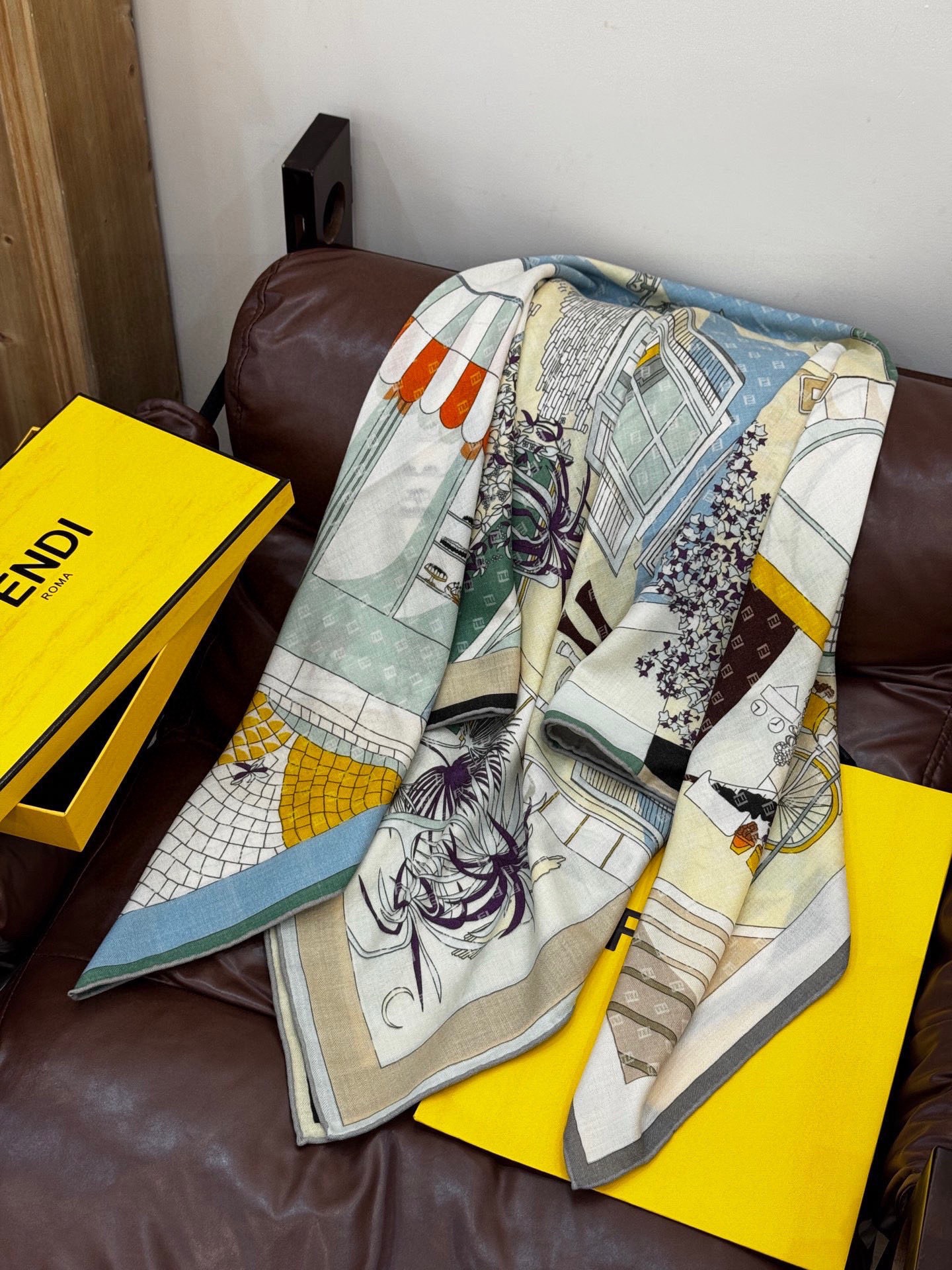 Fendi方形围巾 丝绒材质。采用定制的“Walking around Rome”图案，灵感源自罗马的历