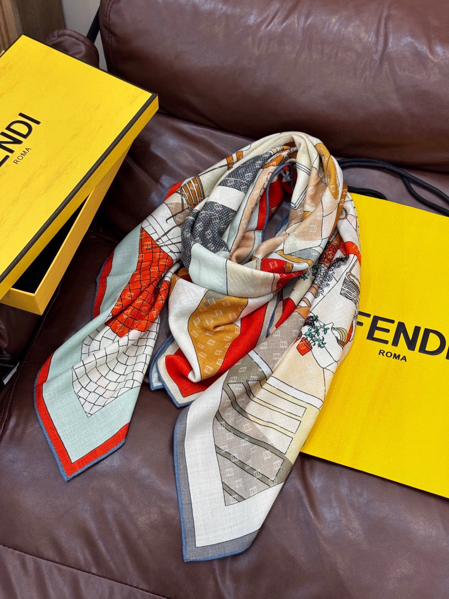 Fendi方形围巾 丝绒材质。采用定制的“Walking around Rome”图案，灵感源自罗马的历