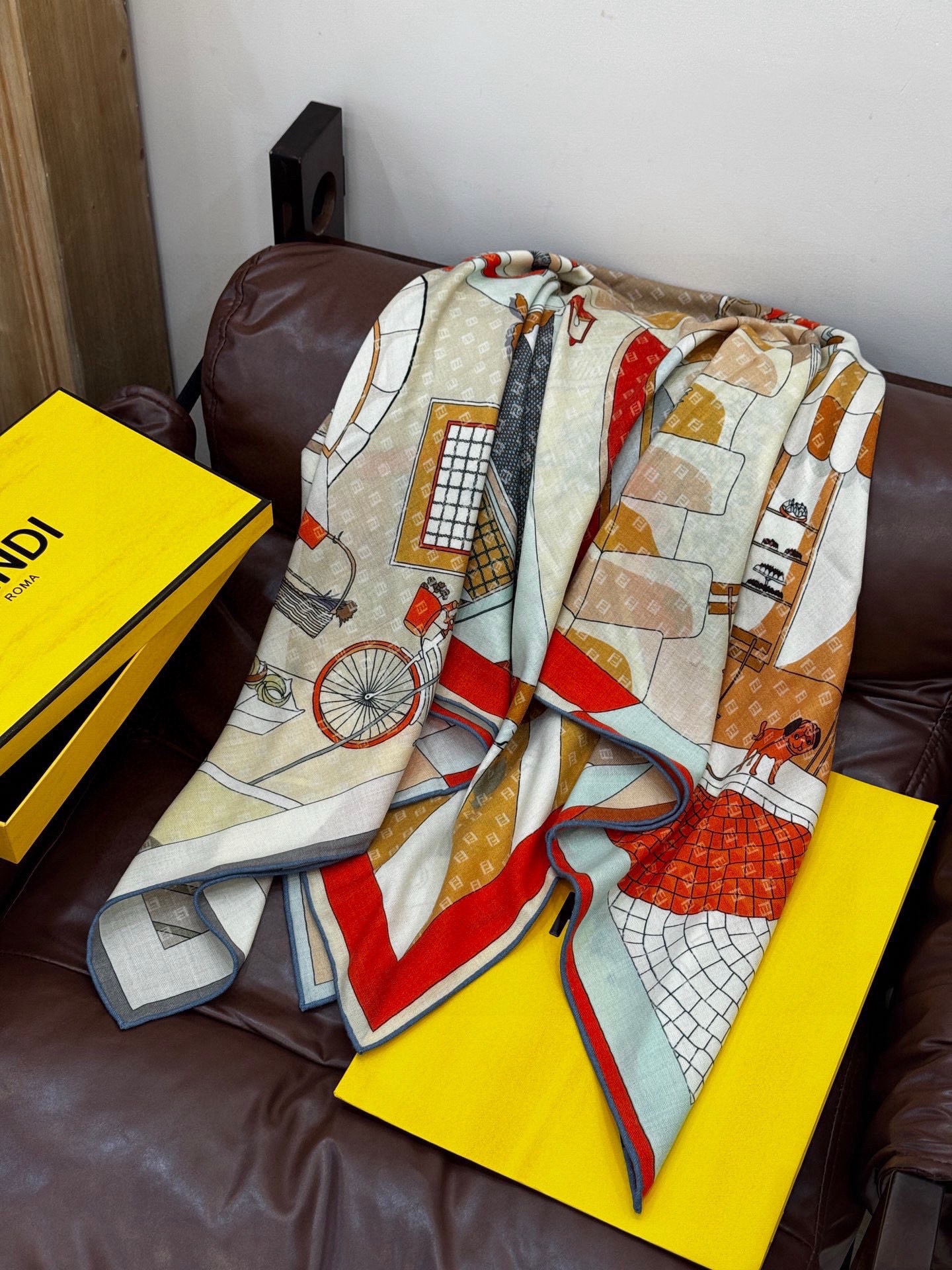 Fendi方形围巾 丝绒材质。采用定制的“Walking around Rome”图案，灵感源自罗马的历