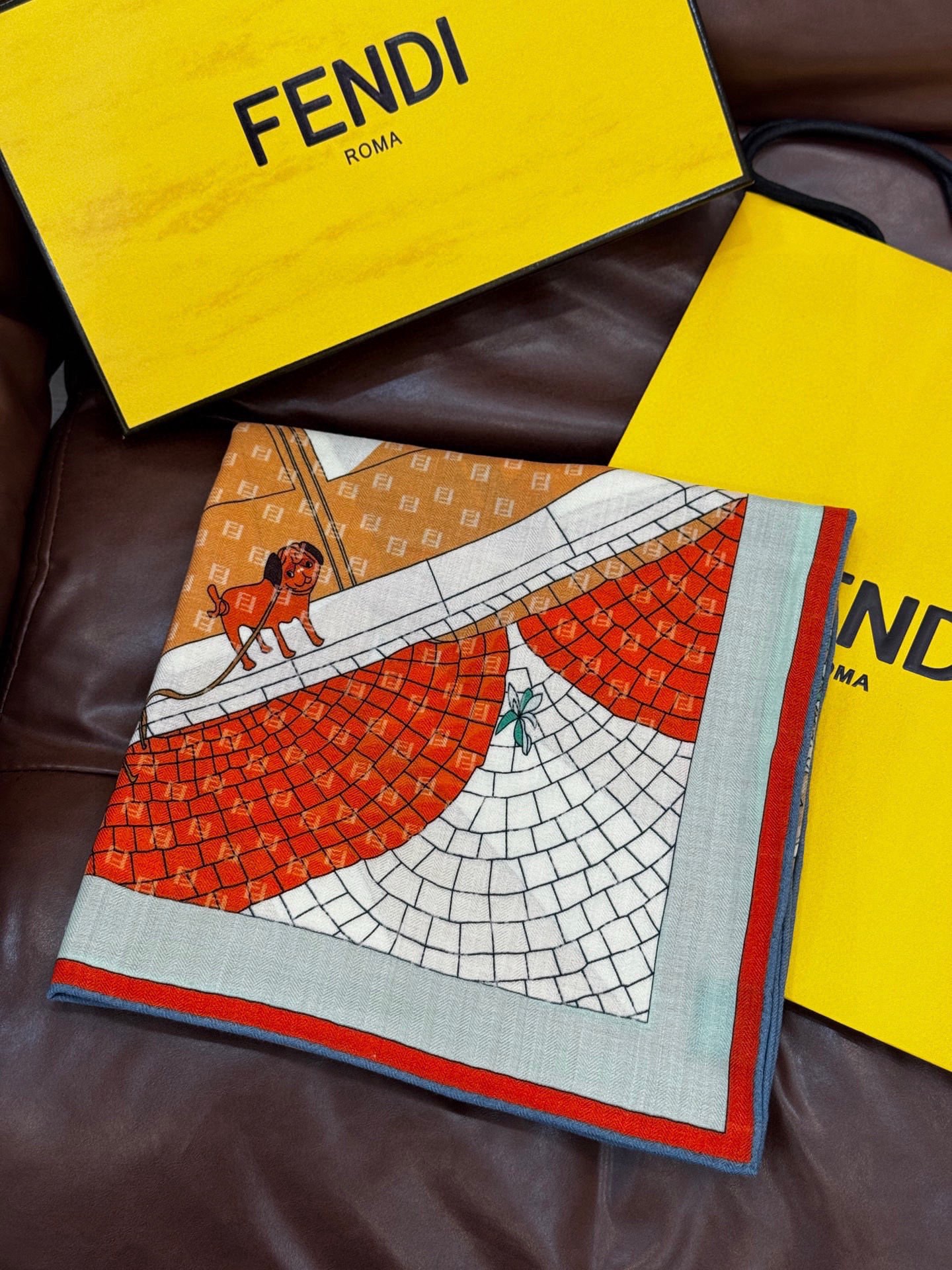 Fendi方形围巾 丝绒材质。采用定制的“Walking around Rome”图案，灵感源自罗马的历