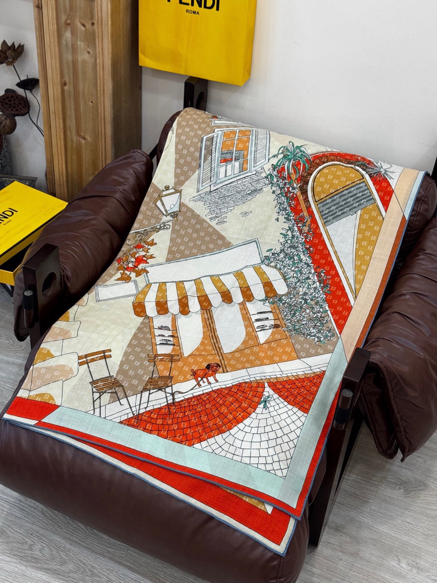 Fendi方形围巾 丝绒材质。采用定制的“Walking around Rome”图案，灵感源自罗马的历